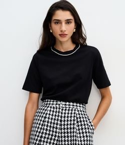 Camiseta Regular em Algodão com Brilhos na Gola