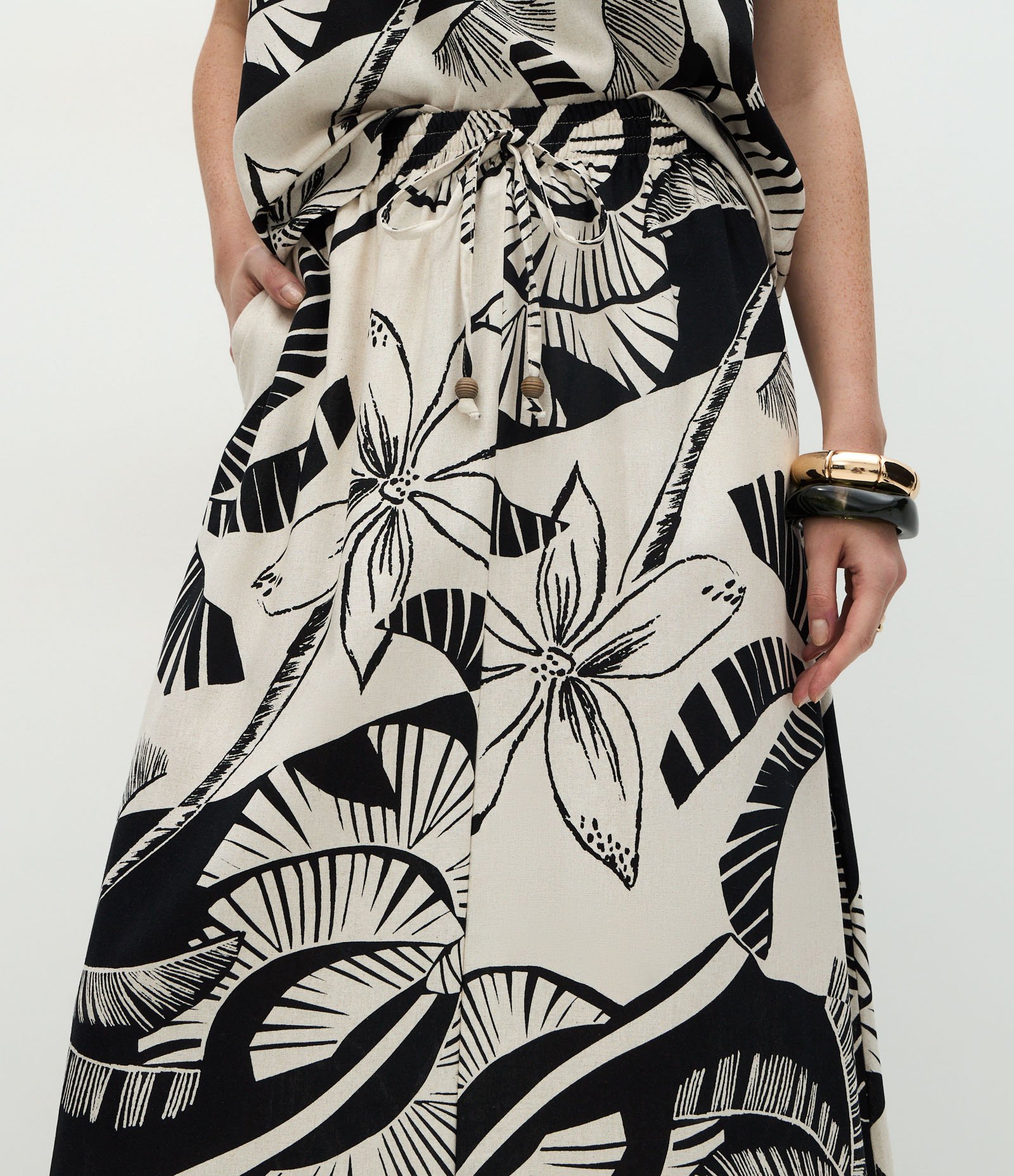 Saia Evasê em Viscolinho com Estampa Coqueiro e Folhagens Off White 8