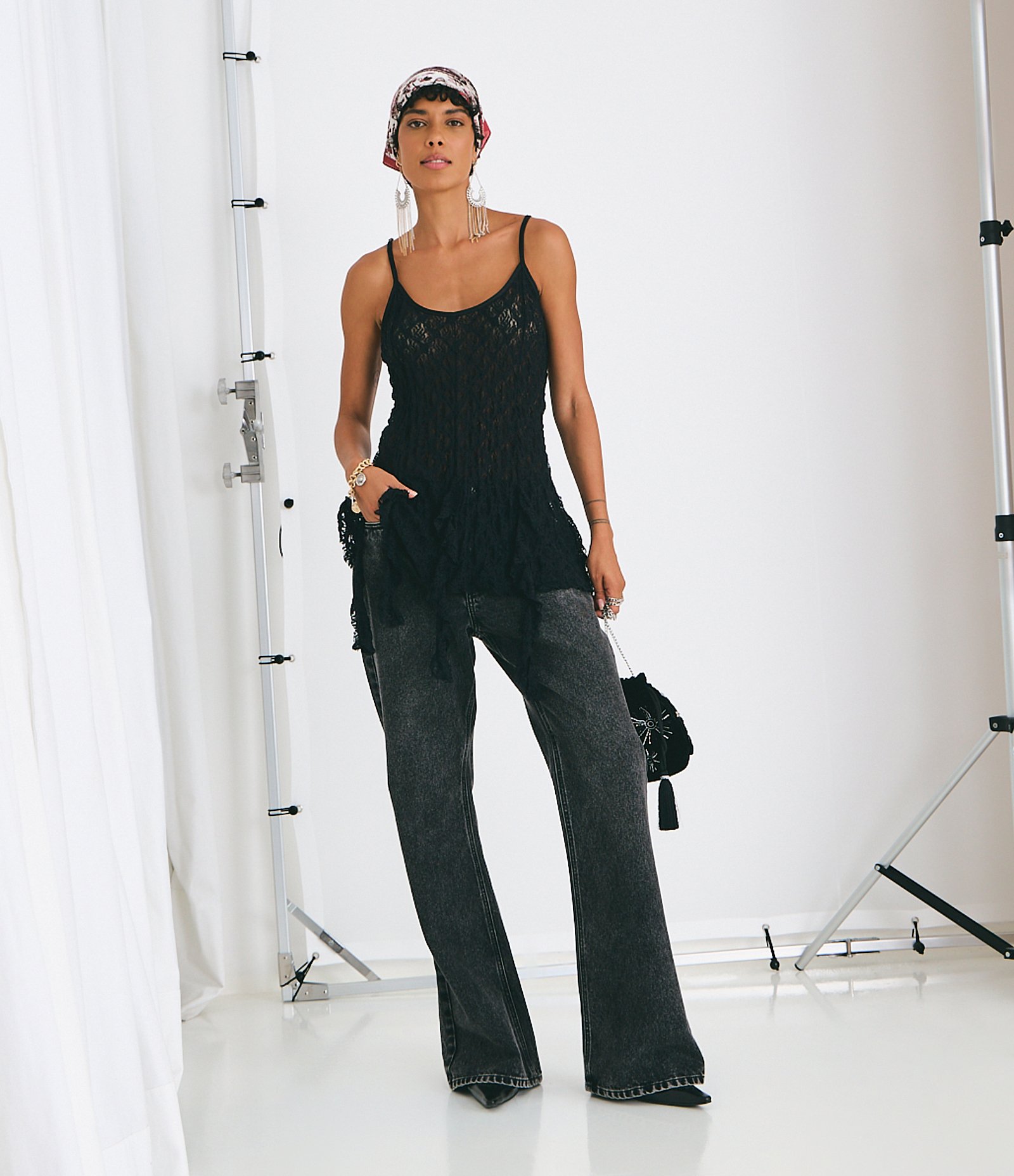 Blusa Rendada com Alças Finas e Pontas Assimétricas Preto 2