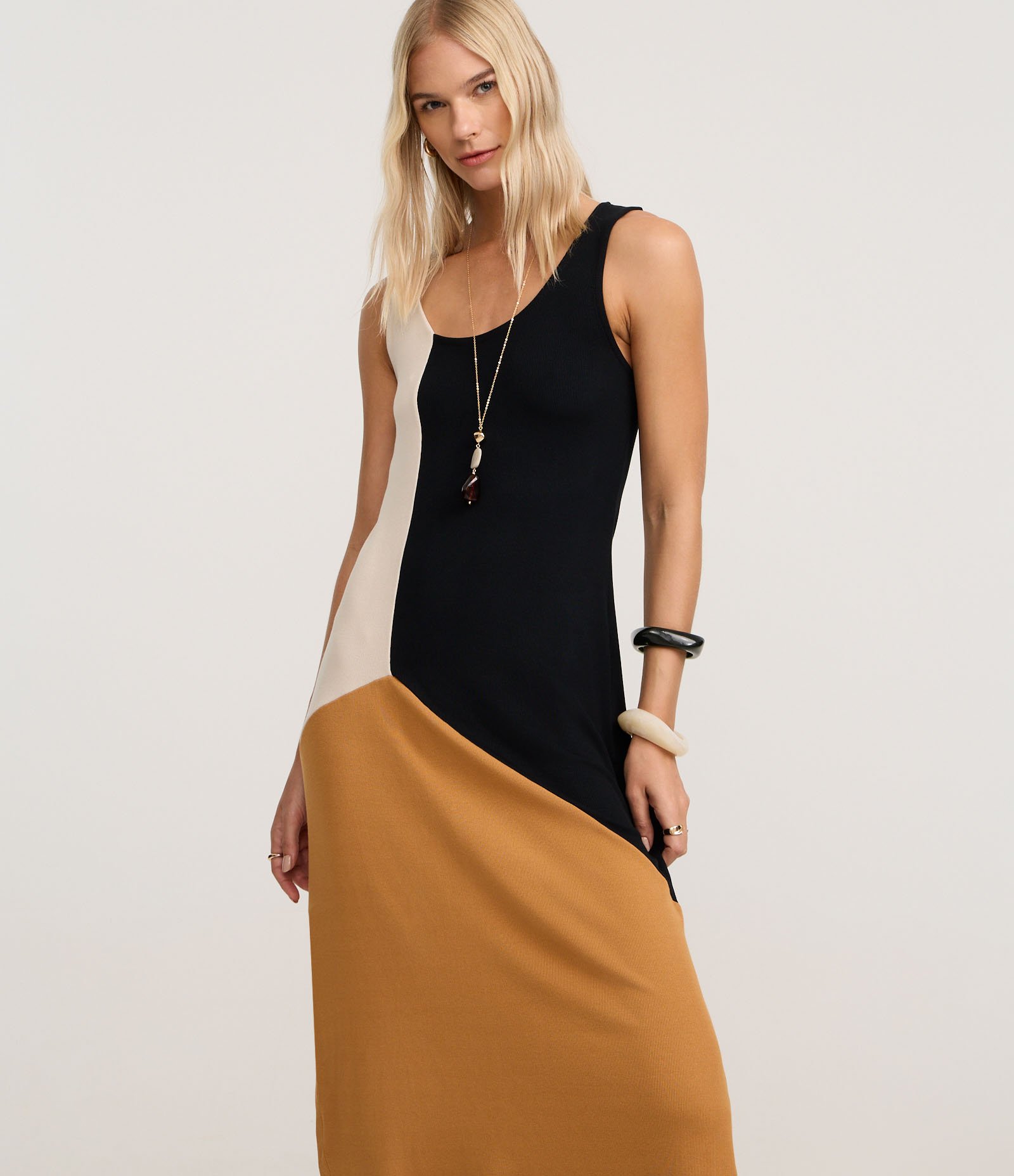 Vestido Midi em Ribana com Blocos de Cor e Fenda Preto/Bege/Caramelo 1