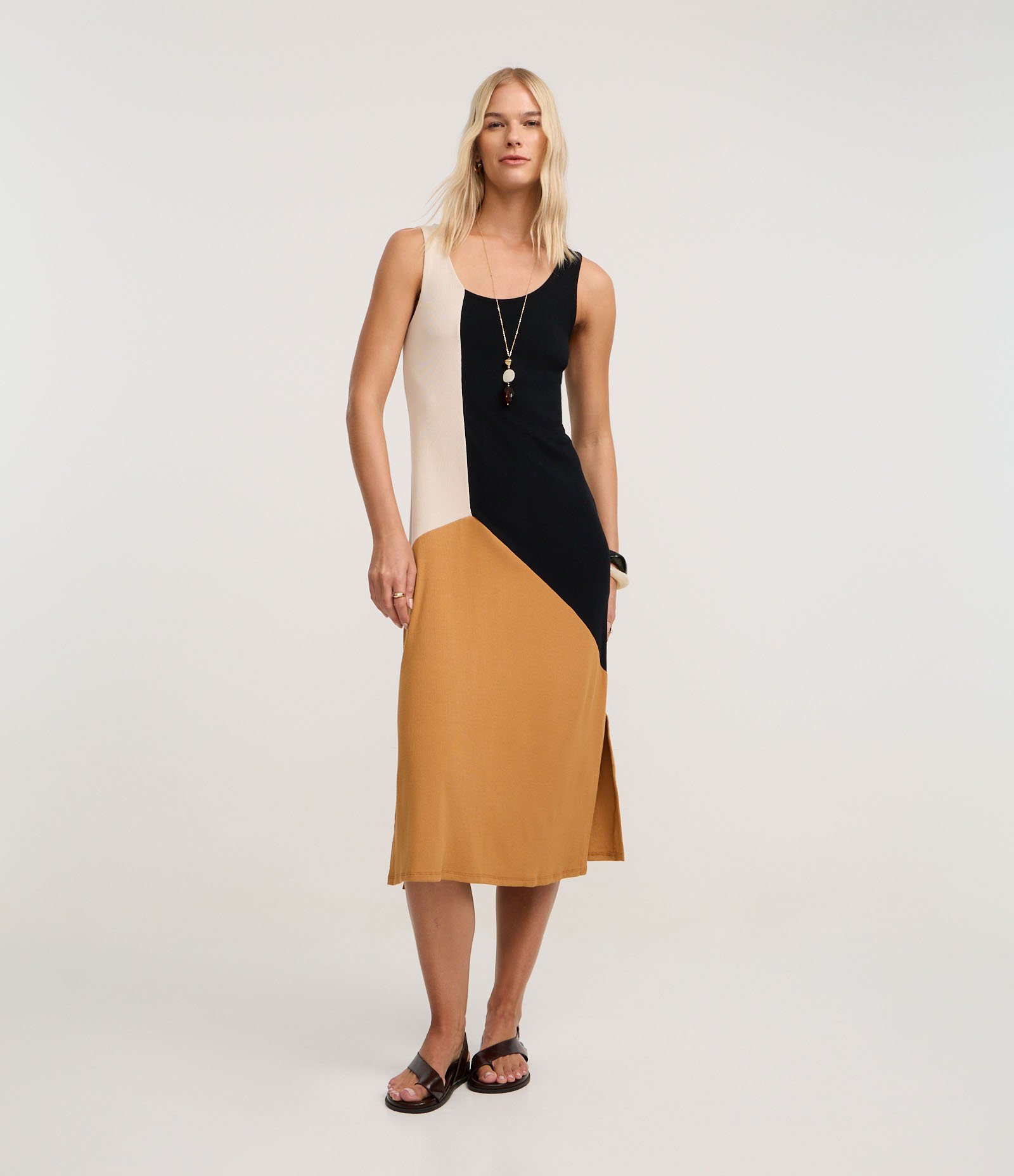 Vestido Midi em Ribana com Blocos de Cor e Fenda Preto/Bege/Caramelo 2