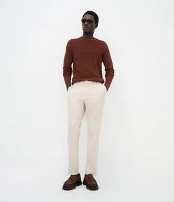 Calça Slim em Performance com Textura