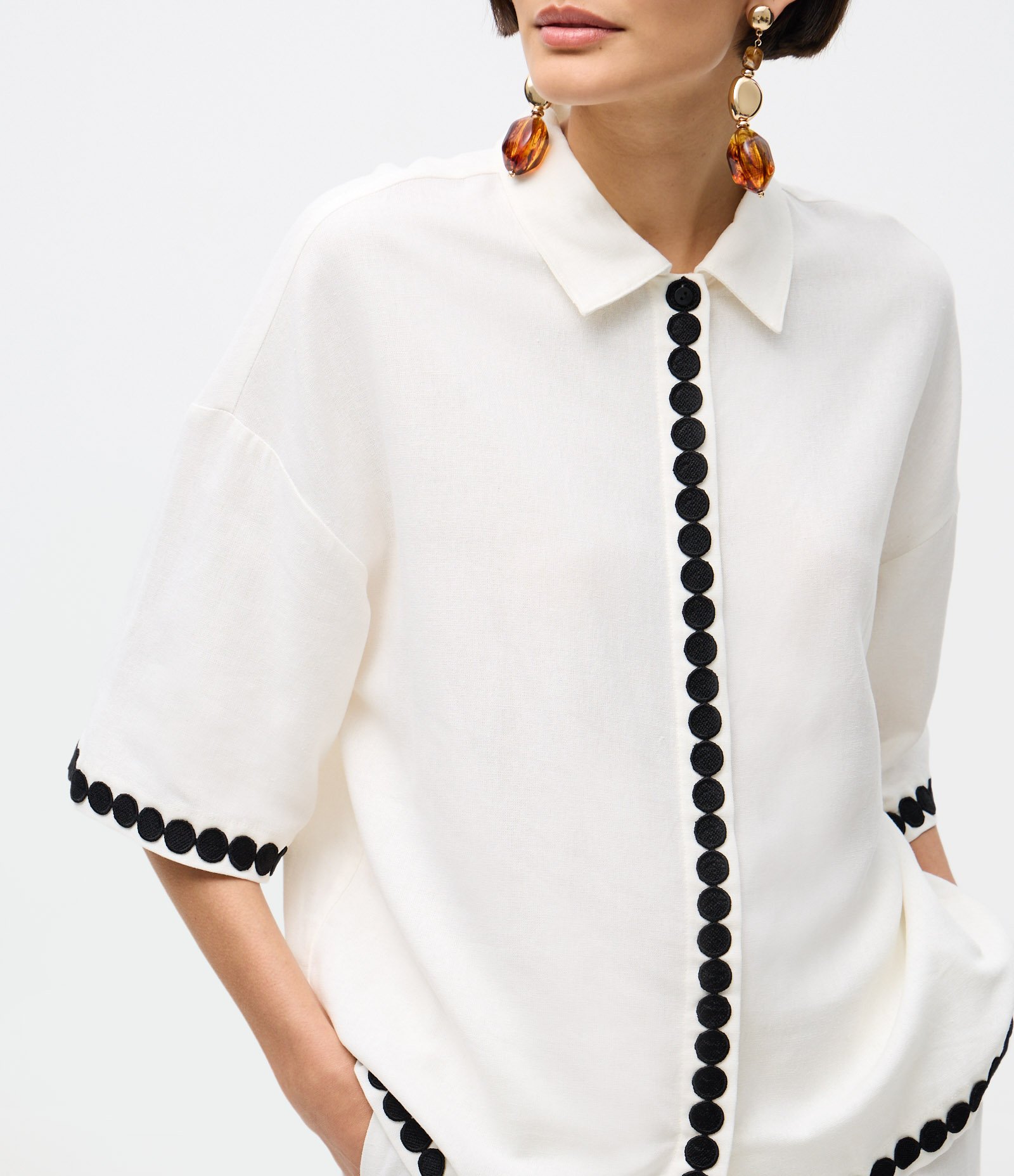 Camiseta Regular em Viscolinho com Bordados Contrastantes Branco 2