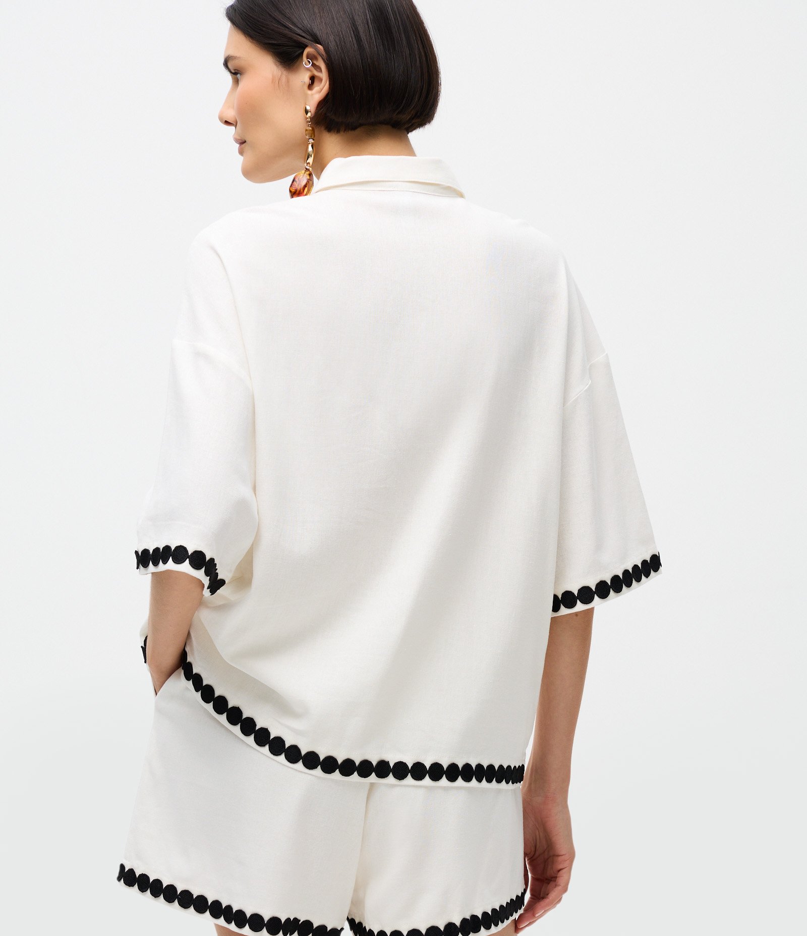 Camiseta Regular em Viscolinho com Bordados Contrastantes Branco 3