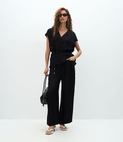 Calça Reta em Viscose com Bolsos Frontais e Cordão para Amarração