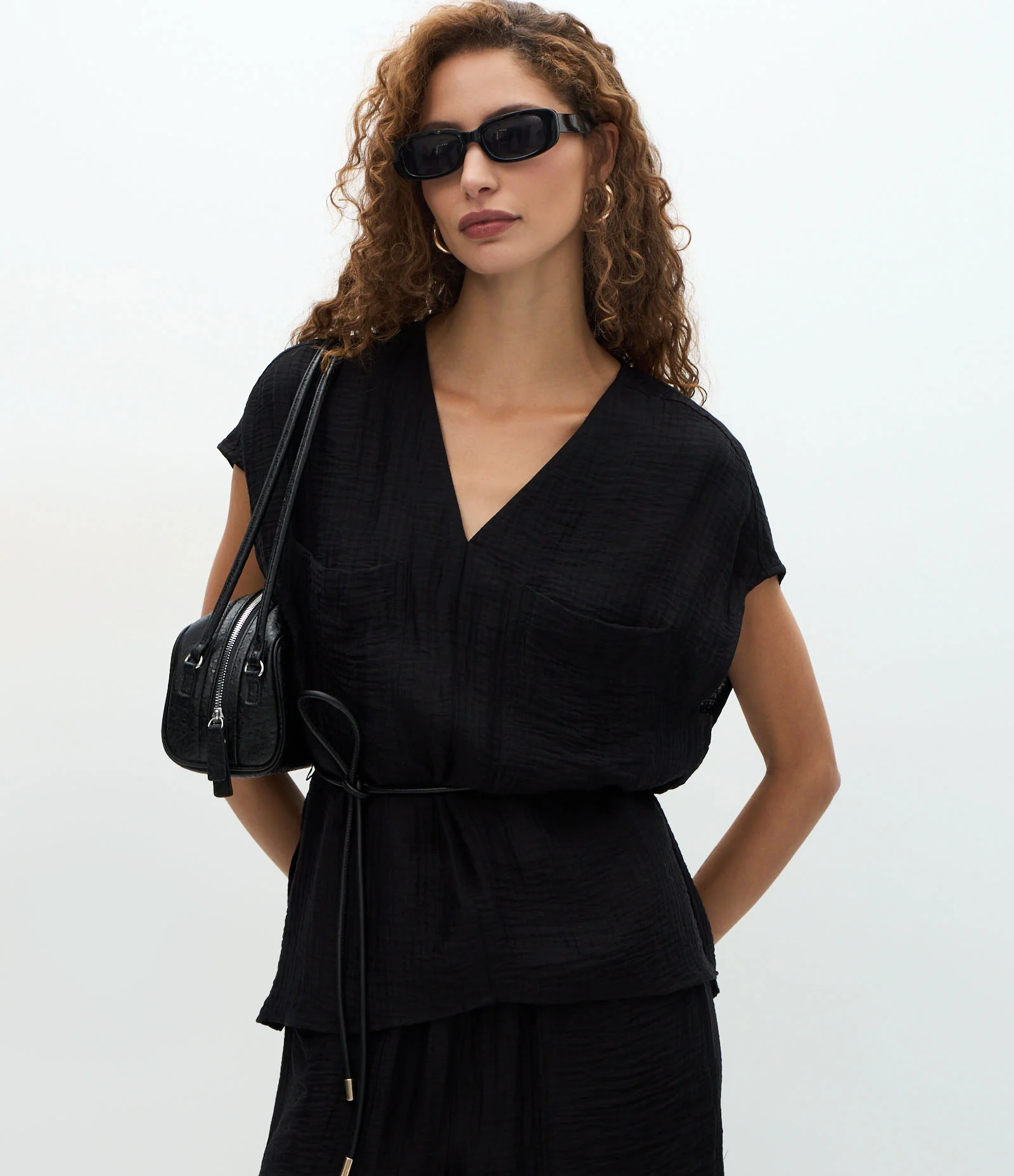 Camisa em Viscose com Cinto Fino Estruturado Preto 1