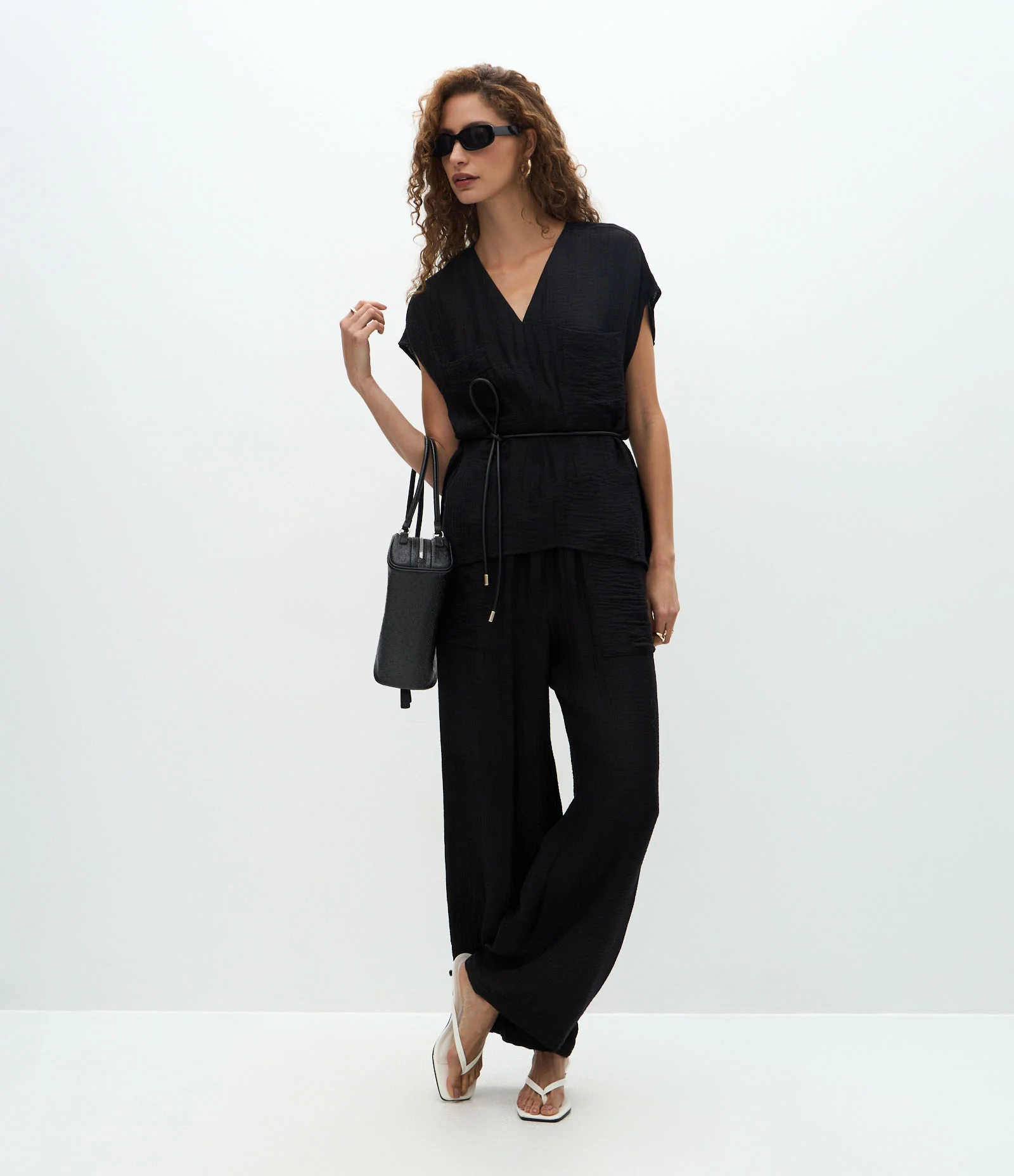 Camisa em Viscose com Cinto Fino Estruturado Preto 2