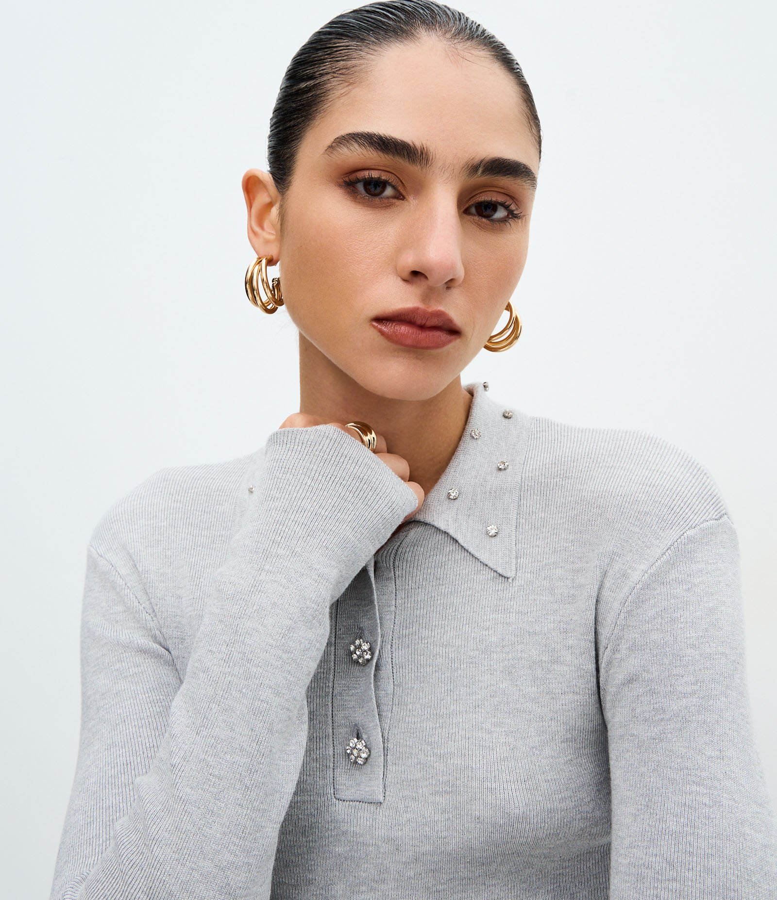 Blusa Polo em Tricô com Aplicação de Brilhos na Gola Cinza 3