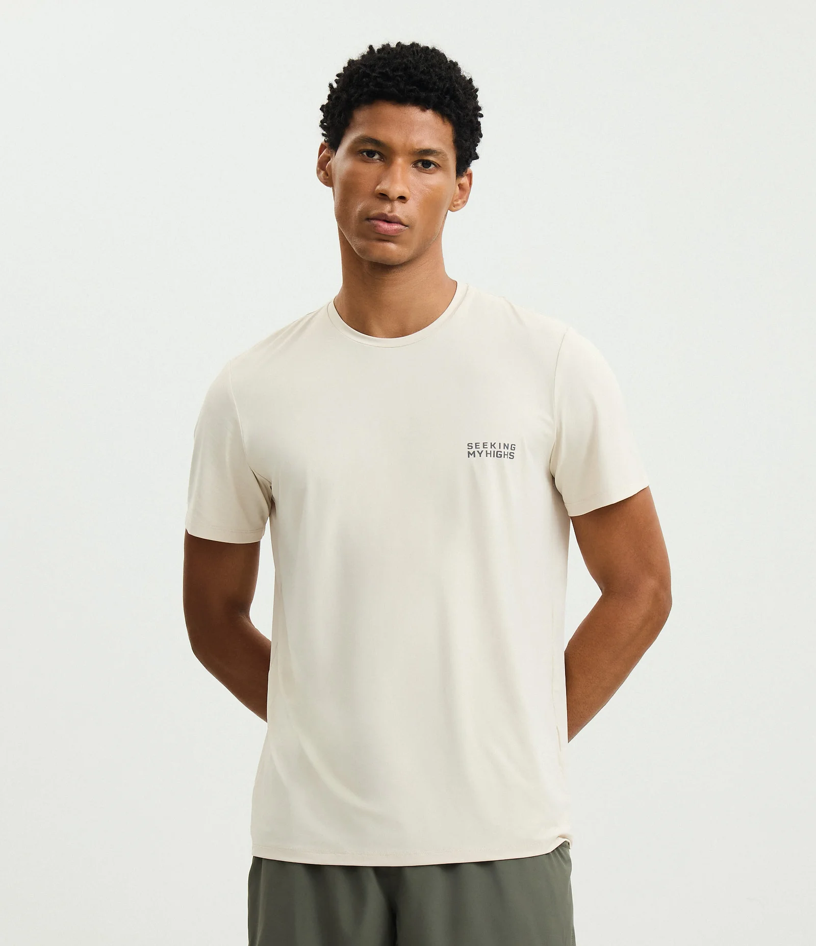 Camiseta Regular com Tecnologia Dry e Estampa Lettering Seeking My Highs Bege Areia 1