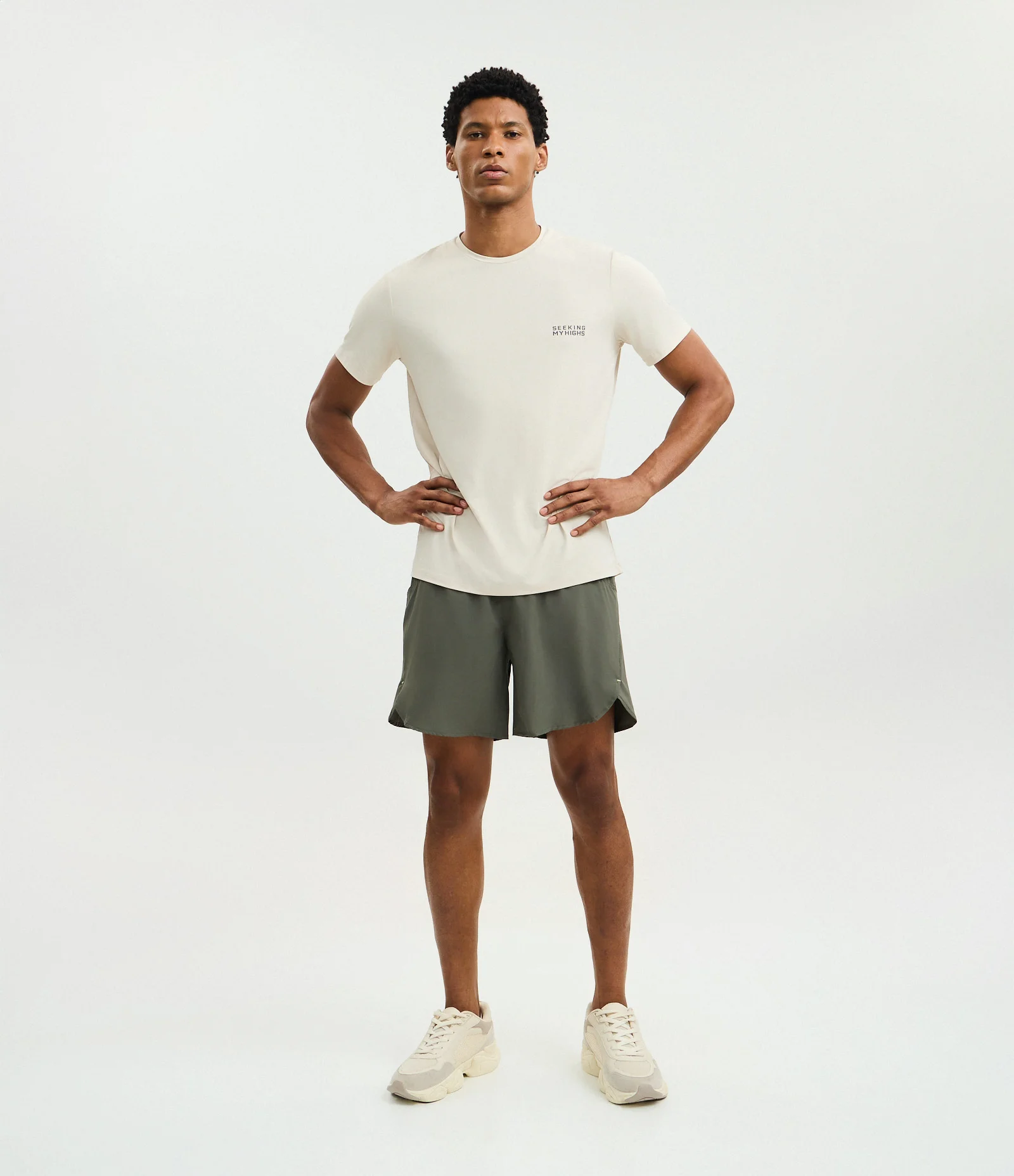 Camiseta Regular com Tecnologia Dry e Estampa Lettering Seeking My Highs Bege Areia 2