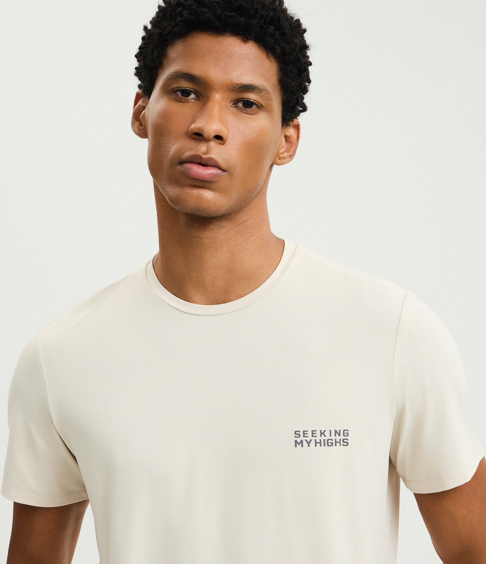 Camiseta Regular com Tecnologia Dry e Estampa Lettering Seeking My Highs Bege Areia 4