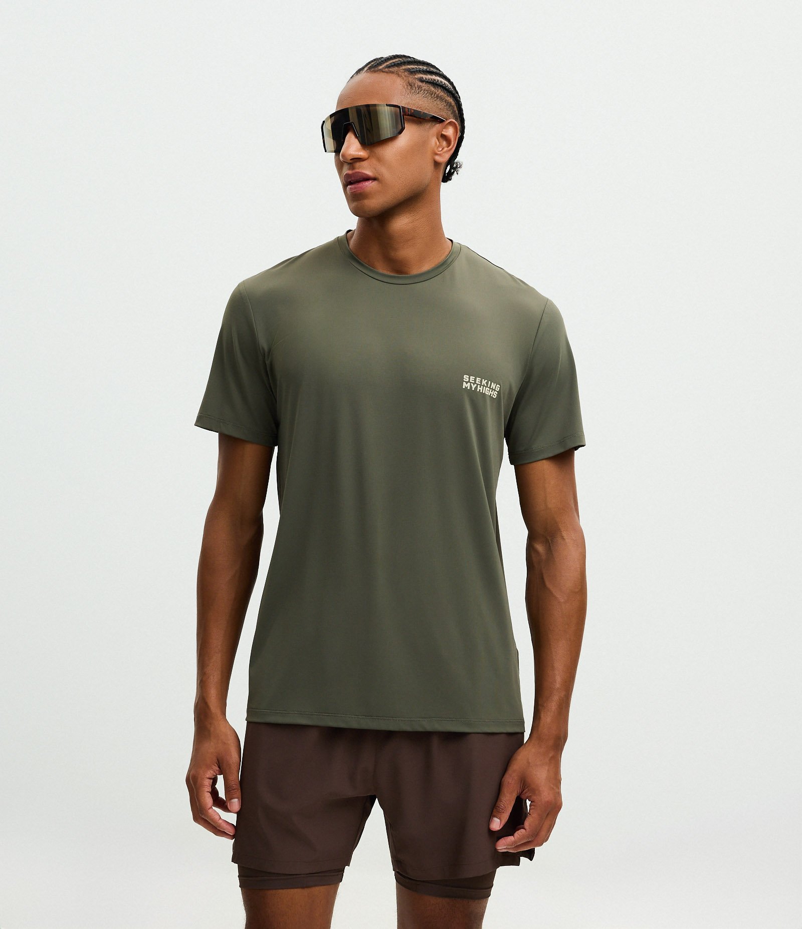 Camiseta Regular com Tecnologia Dry e Estampa Lettering Seeking My Highs Cinza Oliva 1