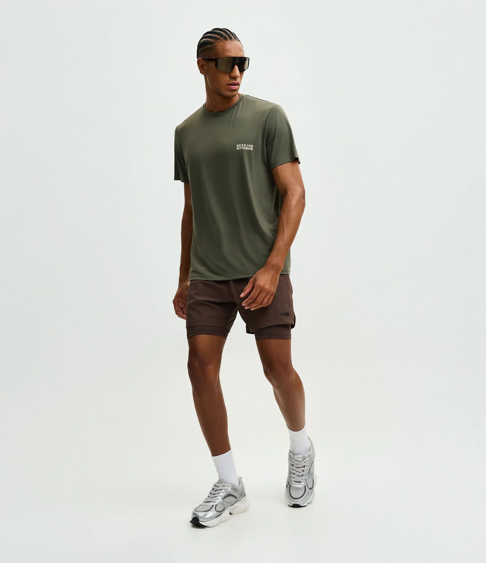 Camiseta Regular com Tecnologia Dry e Estampa Lettering Seeking My Highs Cinza Oliva 2