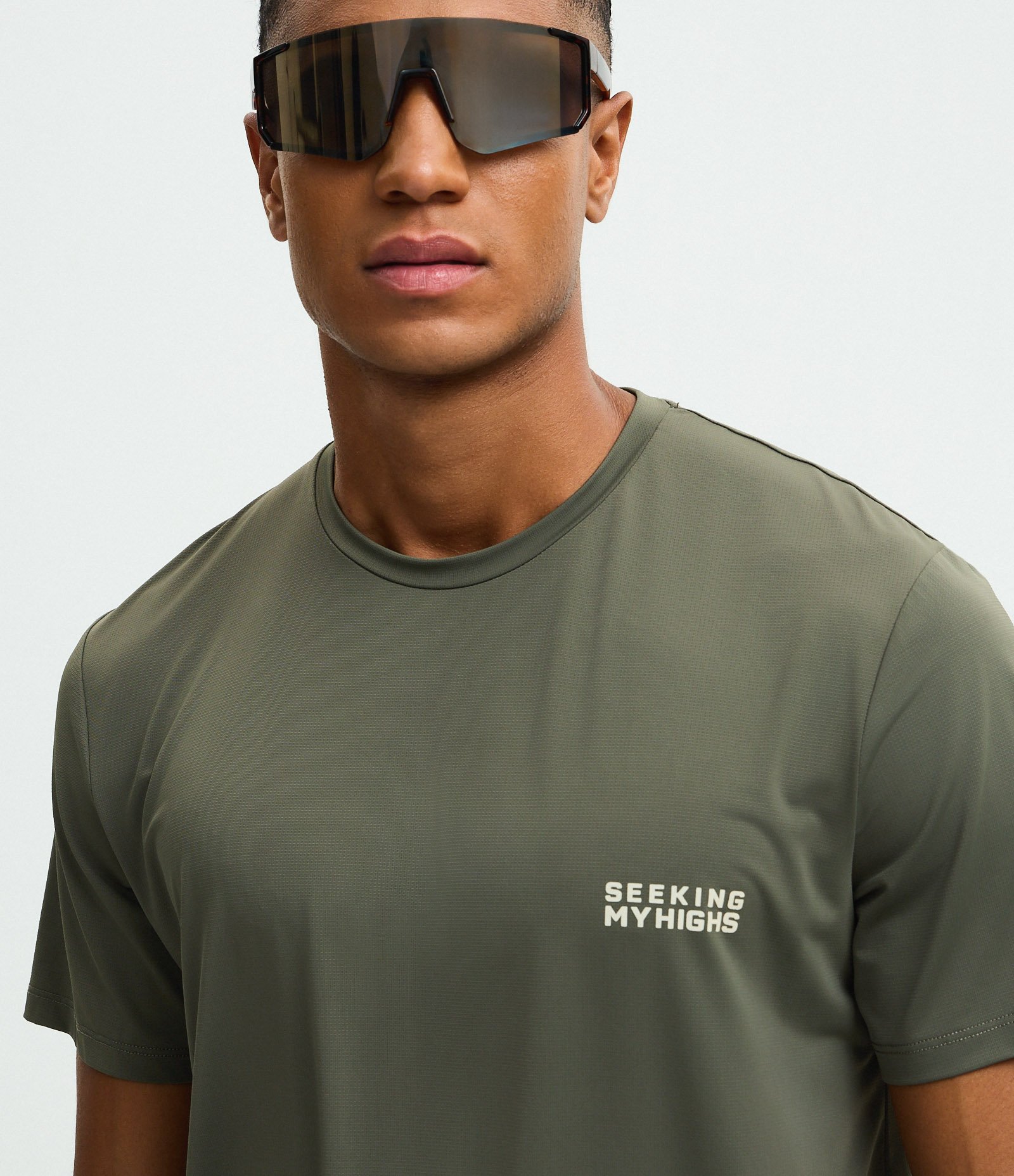 Camiseta Regular com Tecnologia Dry e Estampa Lettering Seeking My Highs Cinza Oliva 4