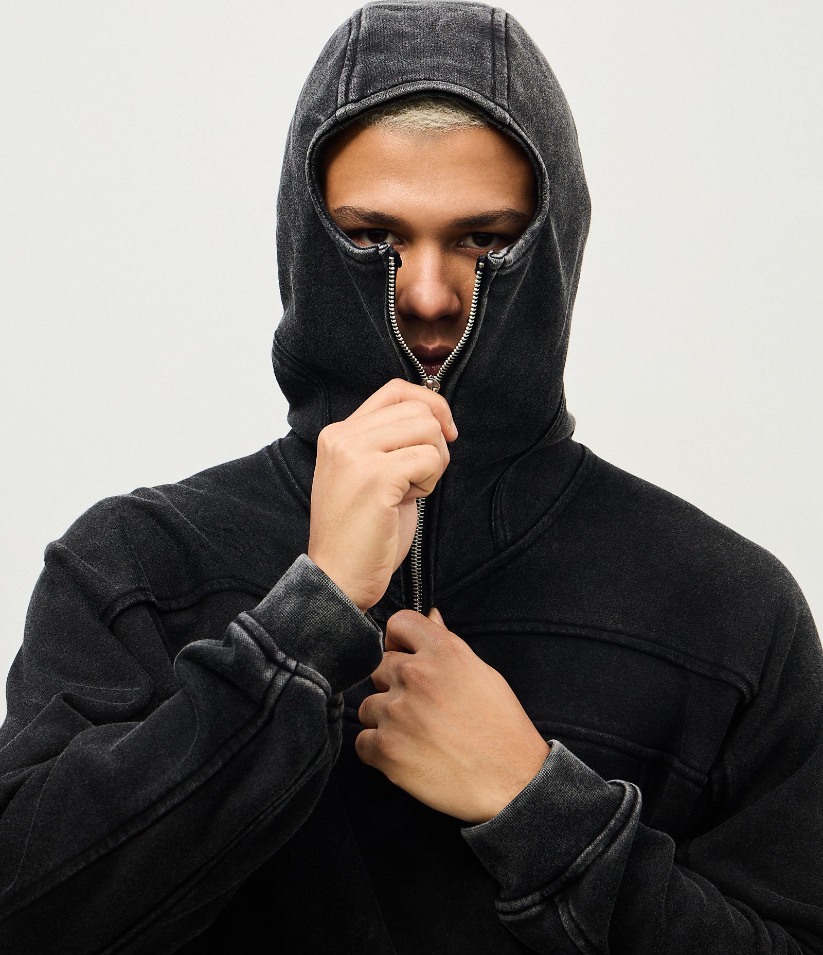 Casaco Moletom com Balaclava e Zíper Preto 1