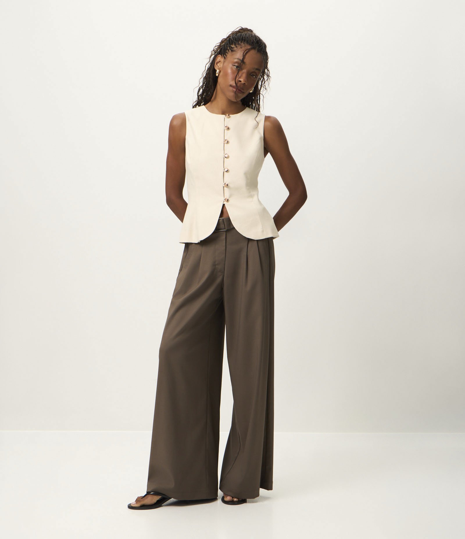 Colete Longo Alfaiatado em Viscolinho com Abotoamento Bege 2