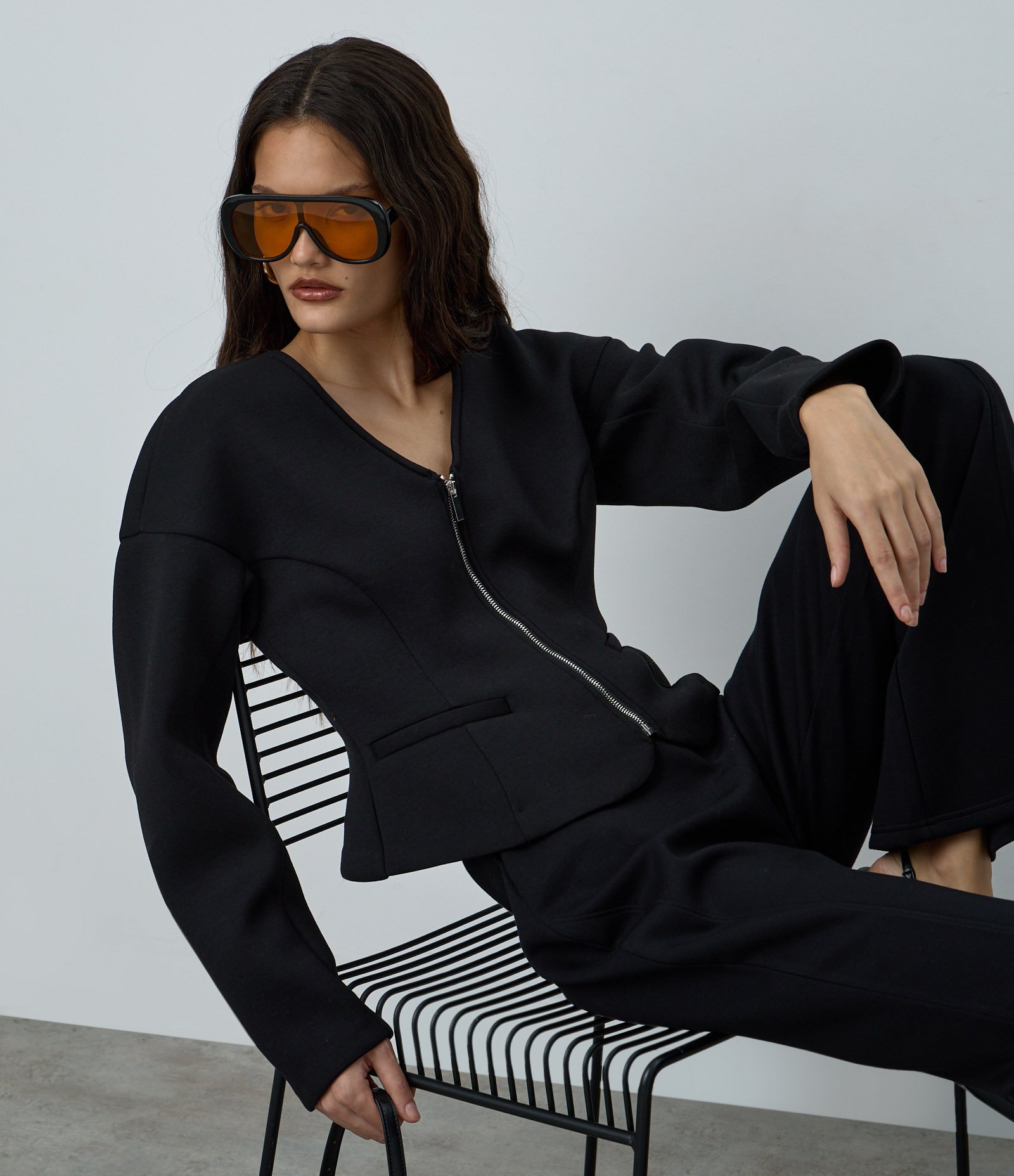 Jaqueta Acinturada em Ponto Roma com Zíper Preto 2