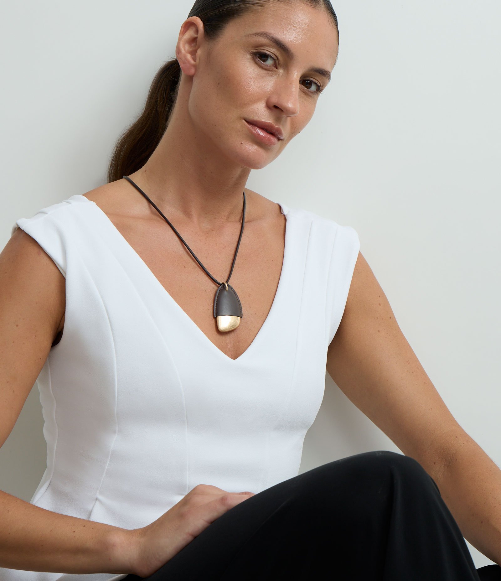 Colar Longo em PU com Pingente de Forma Orgânica Marrom/Dourado 2