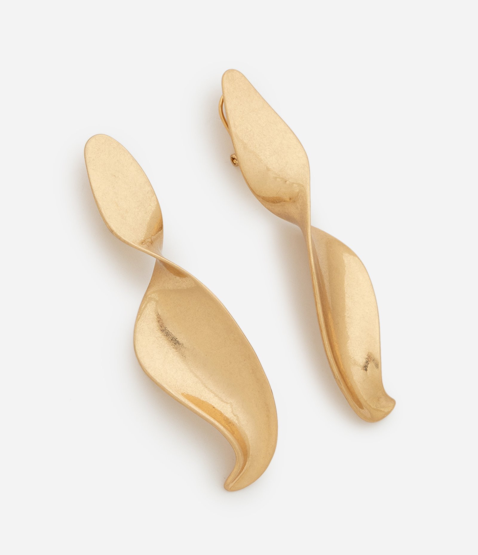 Maxi Brinco em Formato Escultural Torcido Dourado 2