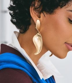 Maxi Brinco em Formato Escultural Torcido