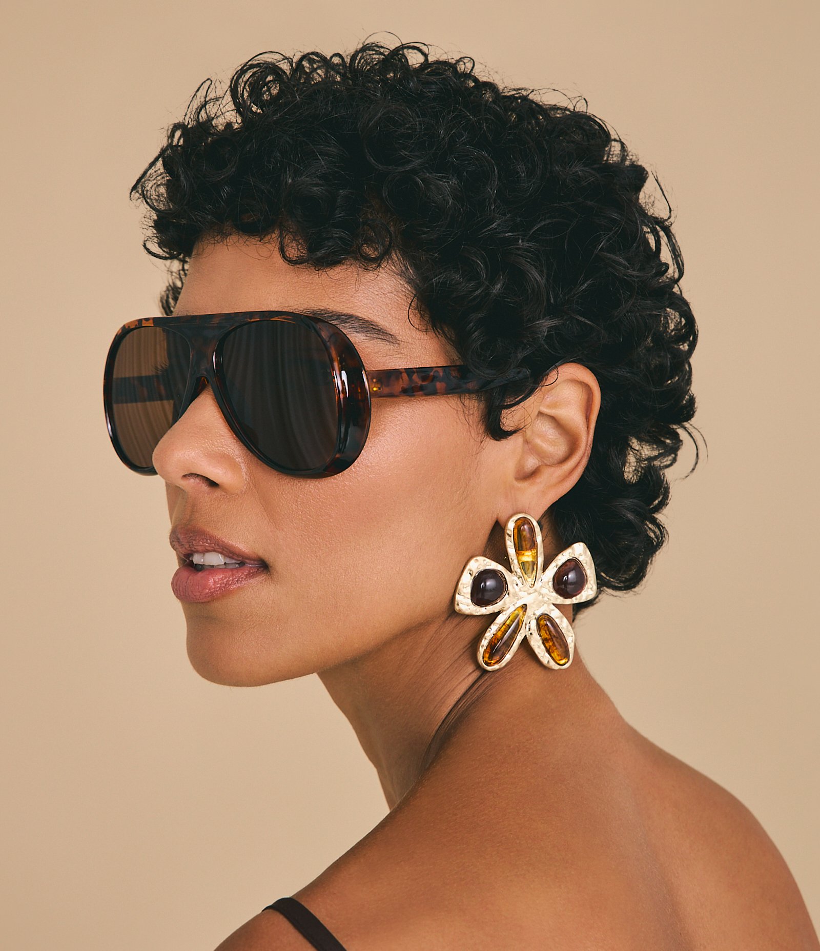 Brinco Médio em Metal com Aplicações Acrílicas em Flor Marrom 1