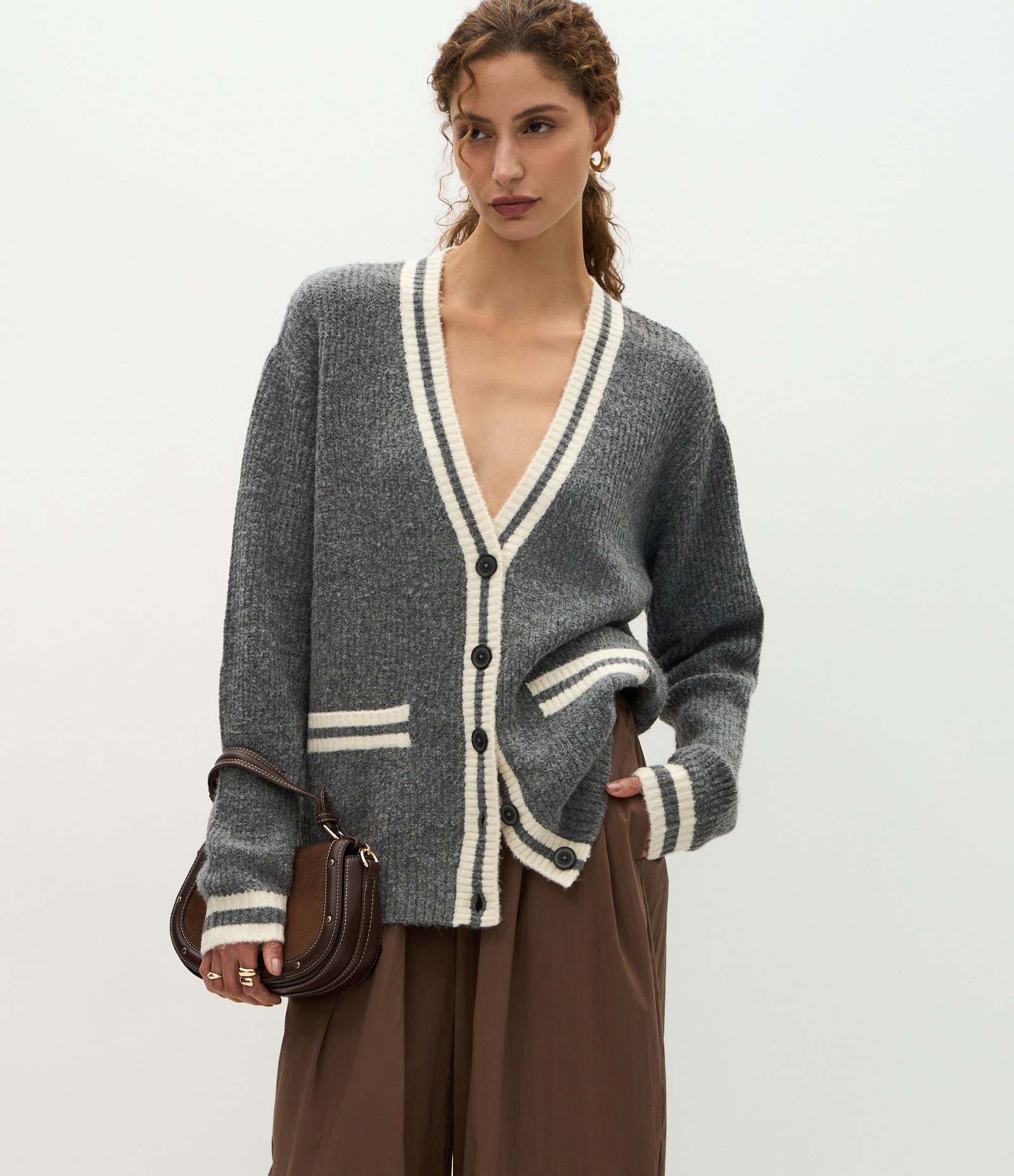 Cardigan Alongado em Tricô com Bolsos e Viés Contrastantes Cinza 1