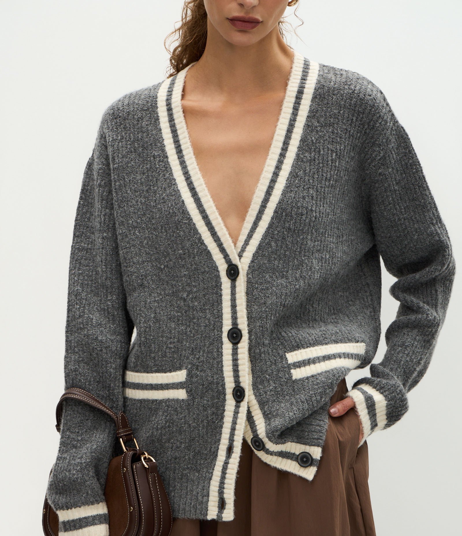 Cardigan Alongado em Tricô com Bolsos e Viés Contrastantes Cinza 3
