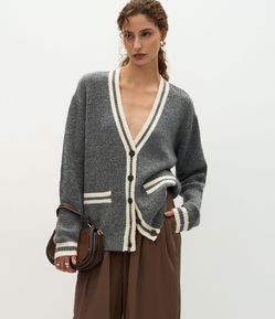 Cardigan Alongado em Tricô com Bolsos e Viés Contrastantes