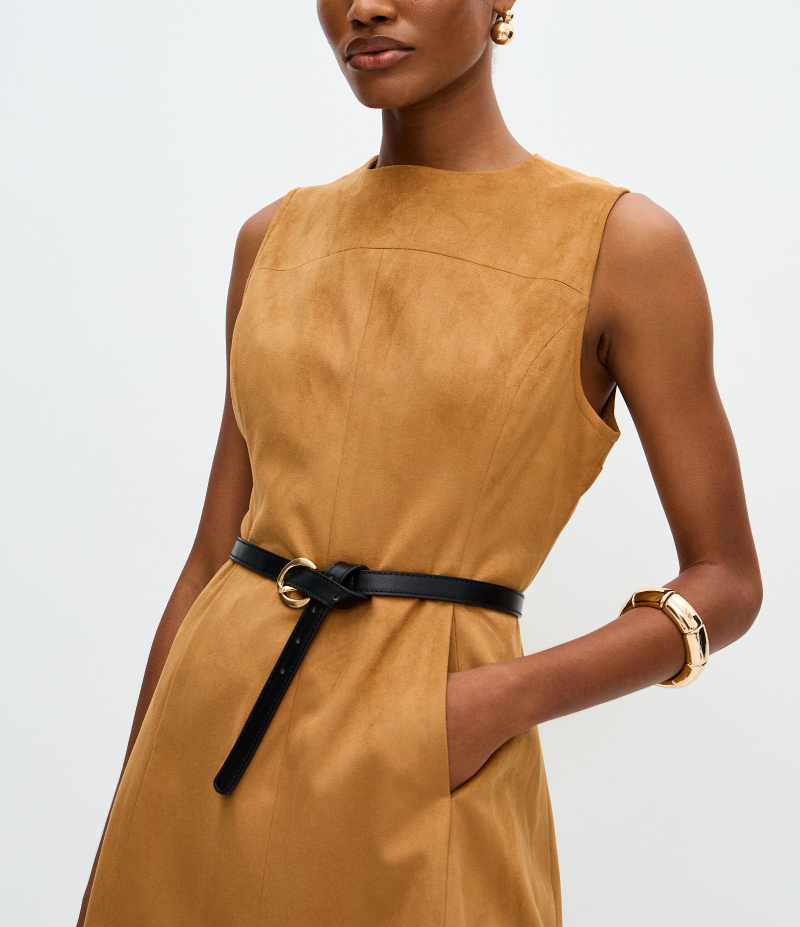 Vestido Curto em Malha Suede com Bolsos Marrom 4