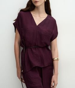 Camisa em Viscose com Cinto Fino Estruturado