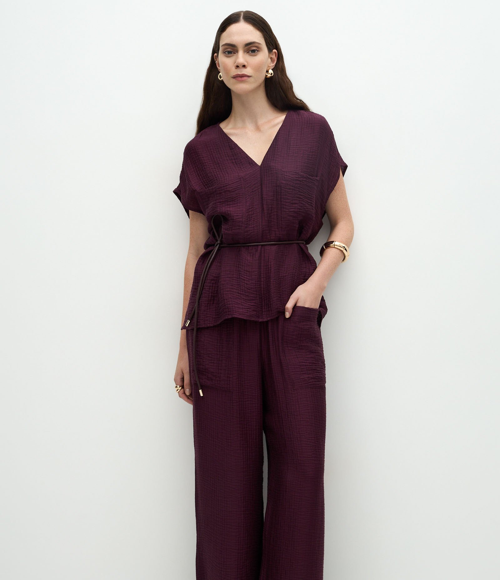Calça Reta em Viscose com Bolsos Frontais e Cordão para Amarração Vinho 2