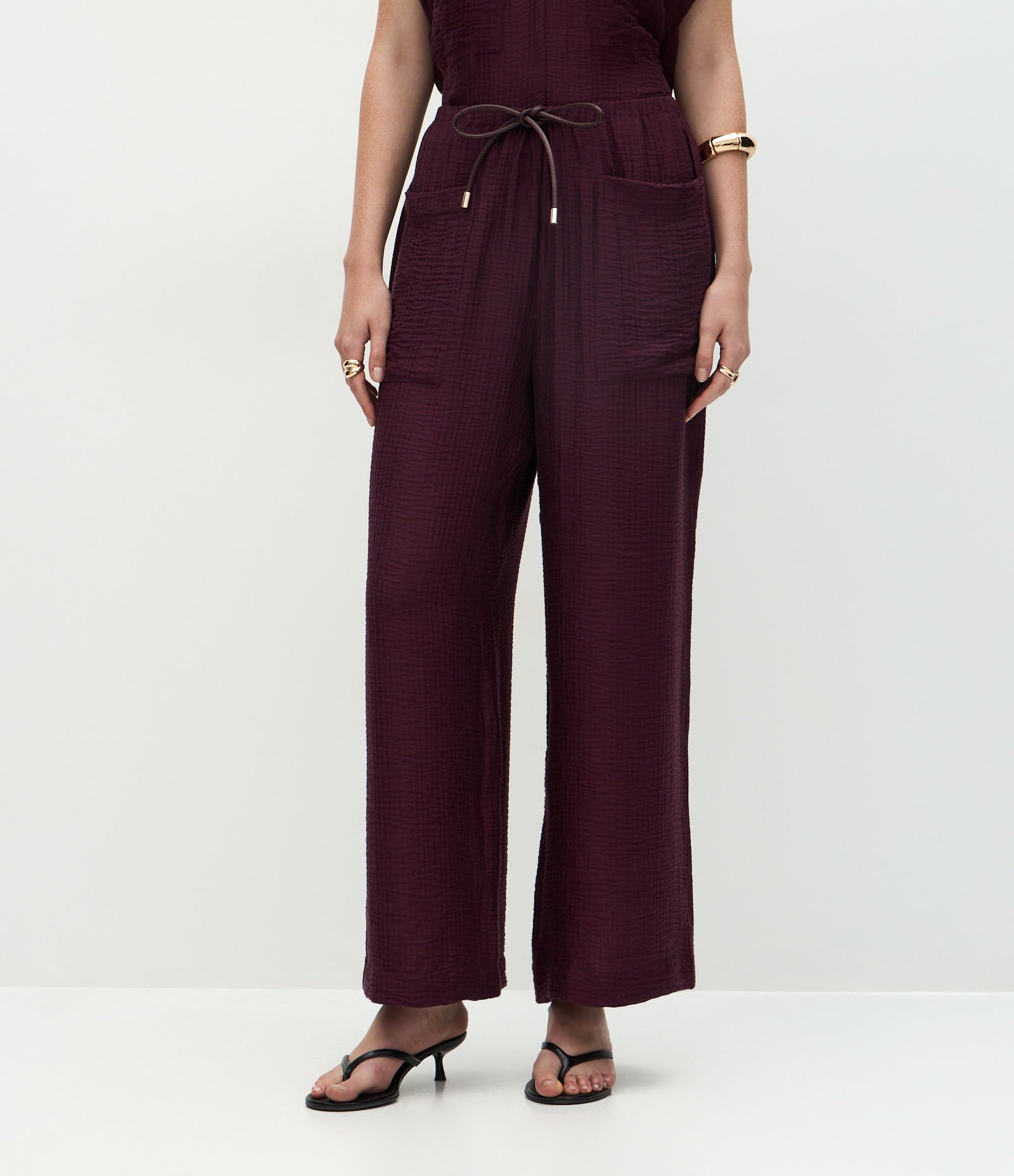 Calça Reta em Viscose com Bolsos Frontais e Cordão para Amarração Vinho 2