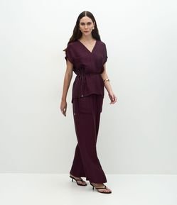 Calça Reta em Viscose com Bolsos Frontais e Cordão para Amarração