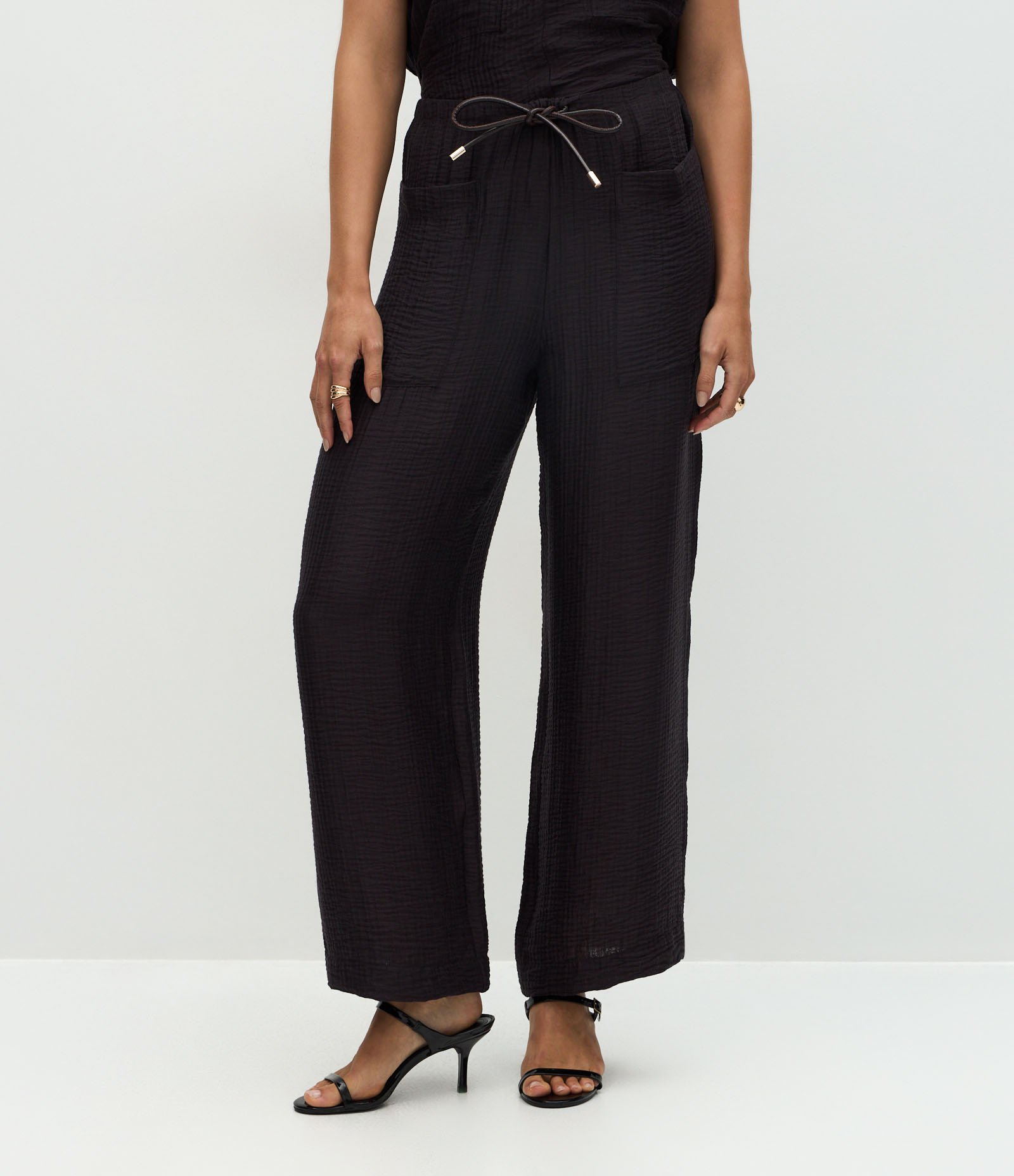 Calça Reta em Viscose com Bolsos Frontais e Cordão para Amarração Cinza 1