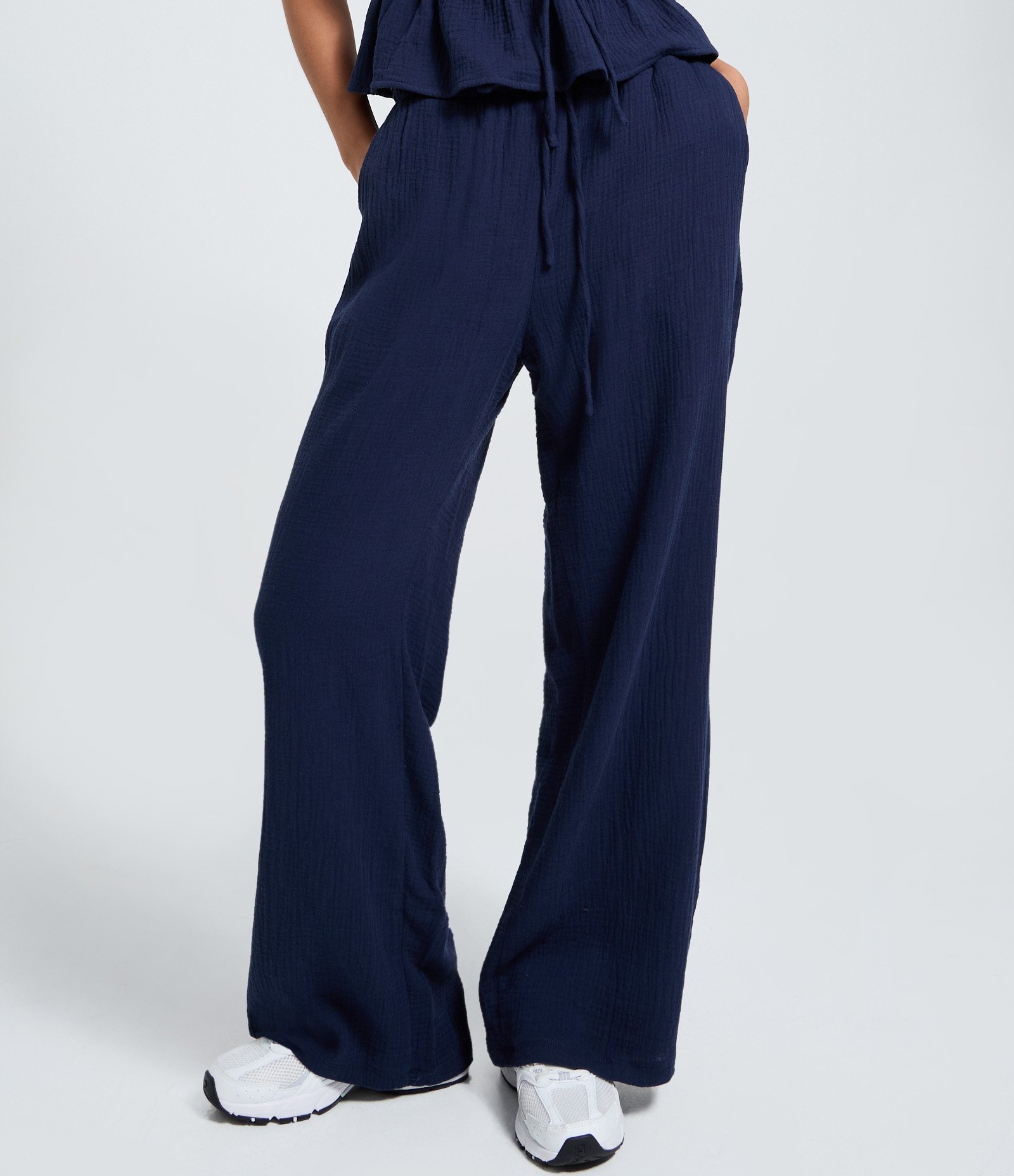 Calça Fluída em Algodão Texturizado com Amarração Azul 2