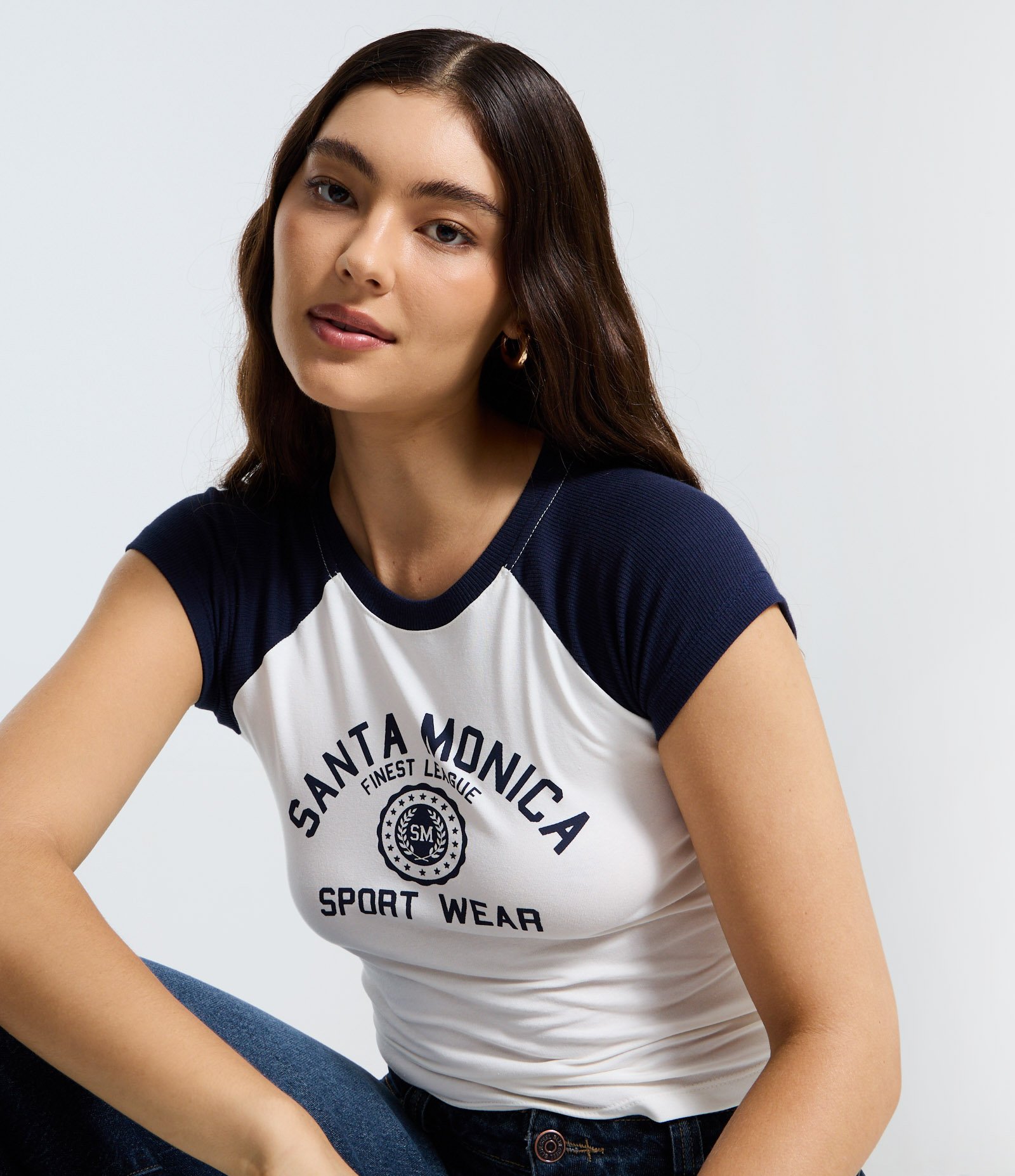 Camiseta College com Manga Contrastante e Estampa Santa Monica Branco 1