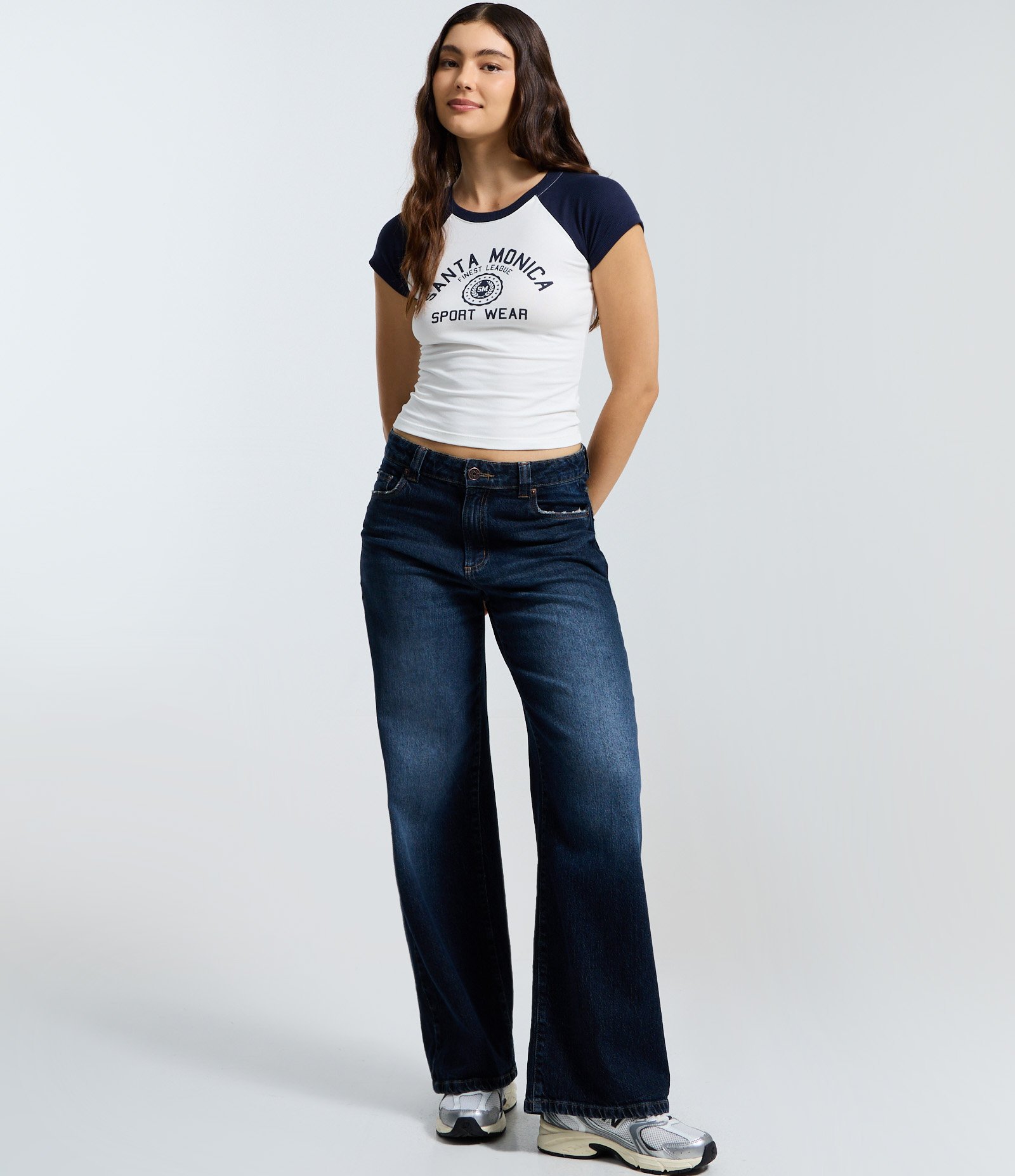 Camiseta College com Manga Contrastante e Estampa Santa Monica Branco 2