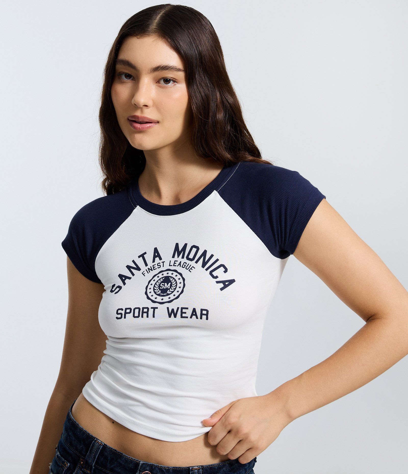 Camiseta College com Manga Contrastante e Estampa Santa Monica Branco 3