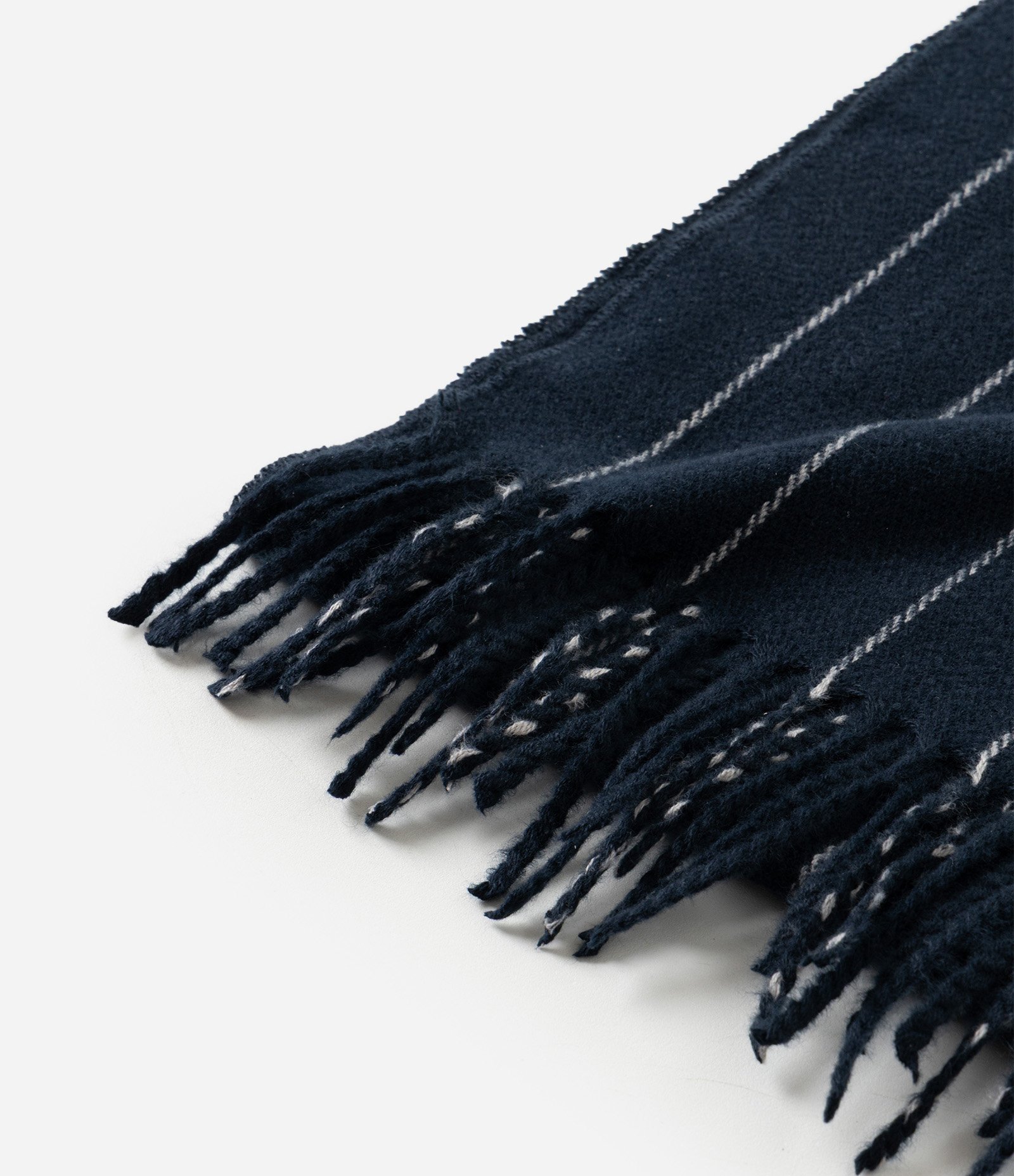 Cachecol em Flanela Texturizada com Franjas Azul Escuro 2