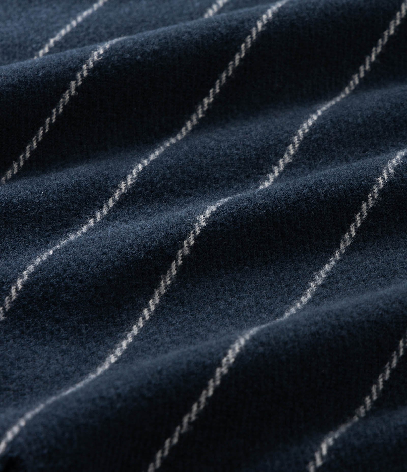 Cachecol em Flanela Texturizada com Franjas Azul Escuro 3