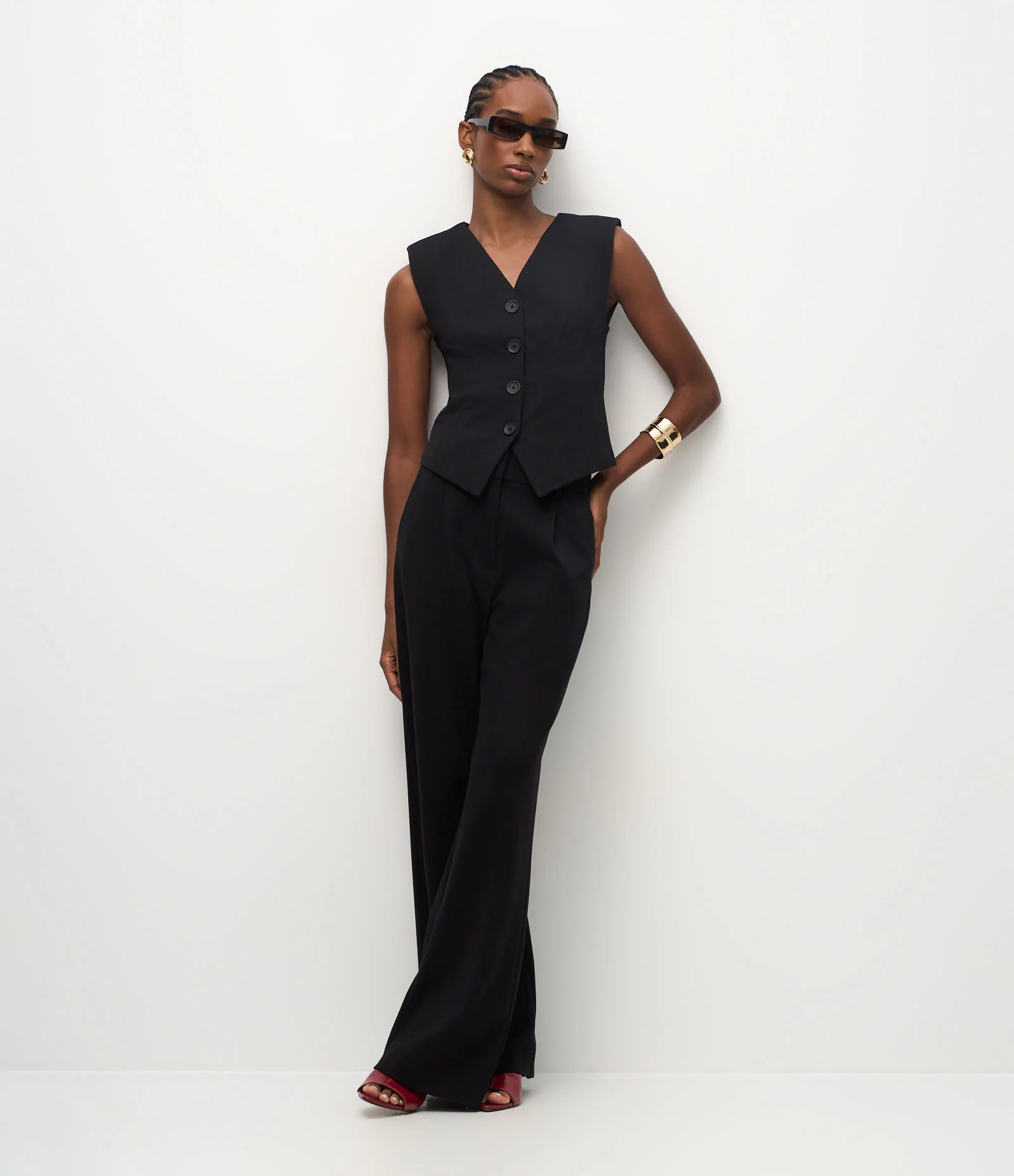 Colete Acinturado em Ponto Roma com Pregas e Abotoamento Preto 2