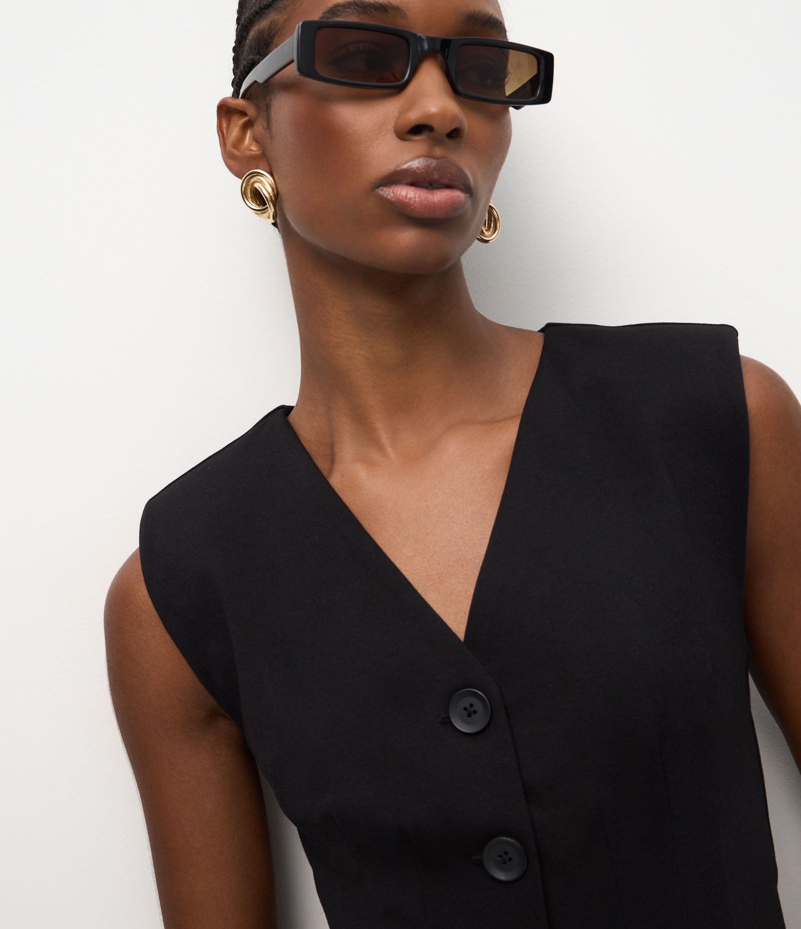 Colete Acinturado em Ponto Roma com Pregas e Abotoamento Preto 3