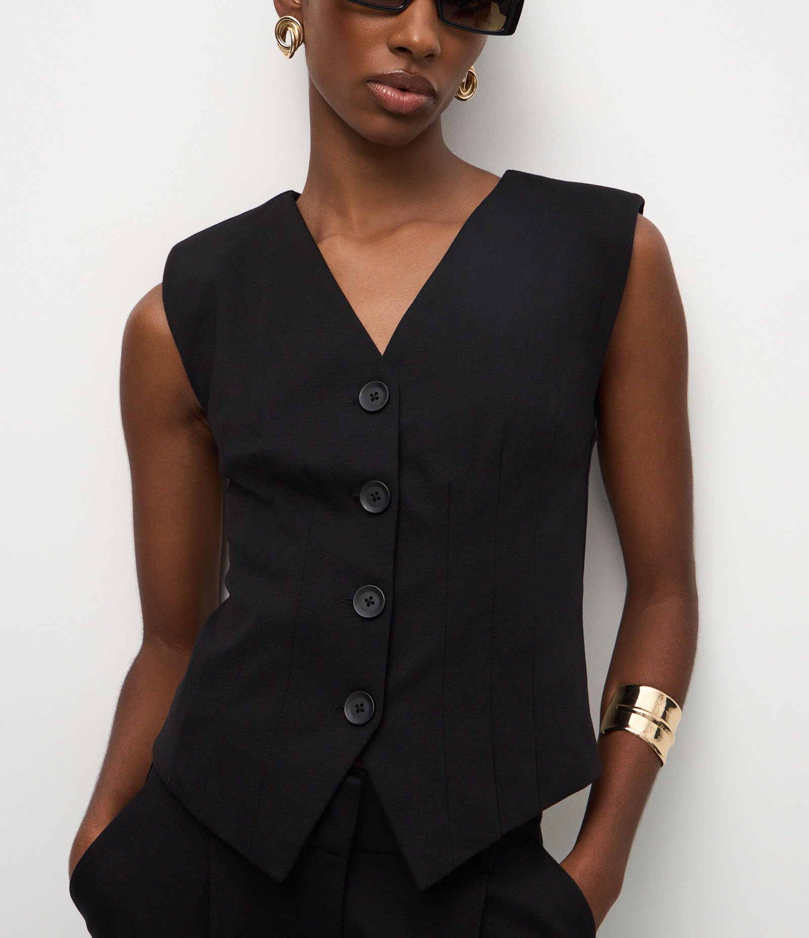 Colete Acinturado em Ponto Roma com Pregas e Abotoamento Preto 4