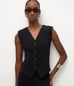 Colete Acinturado em Ponto Roma com Pregas e Abotoamento