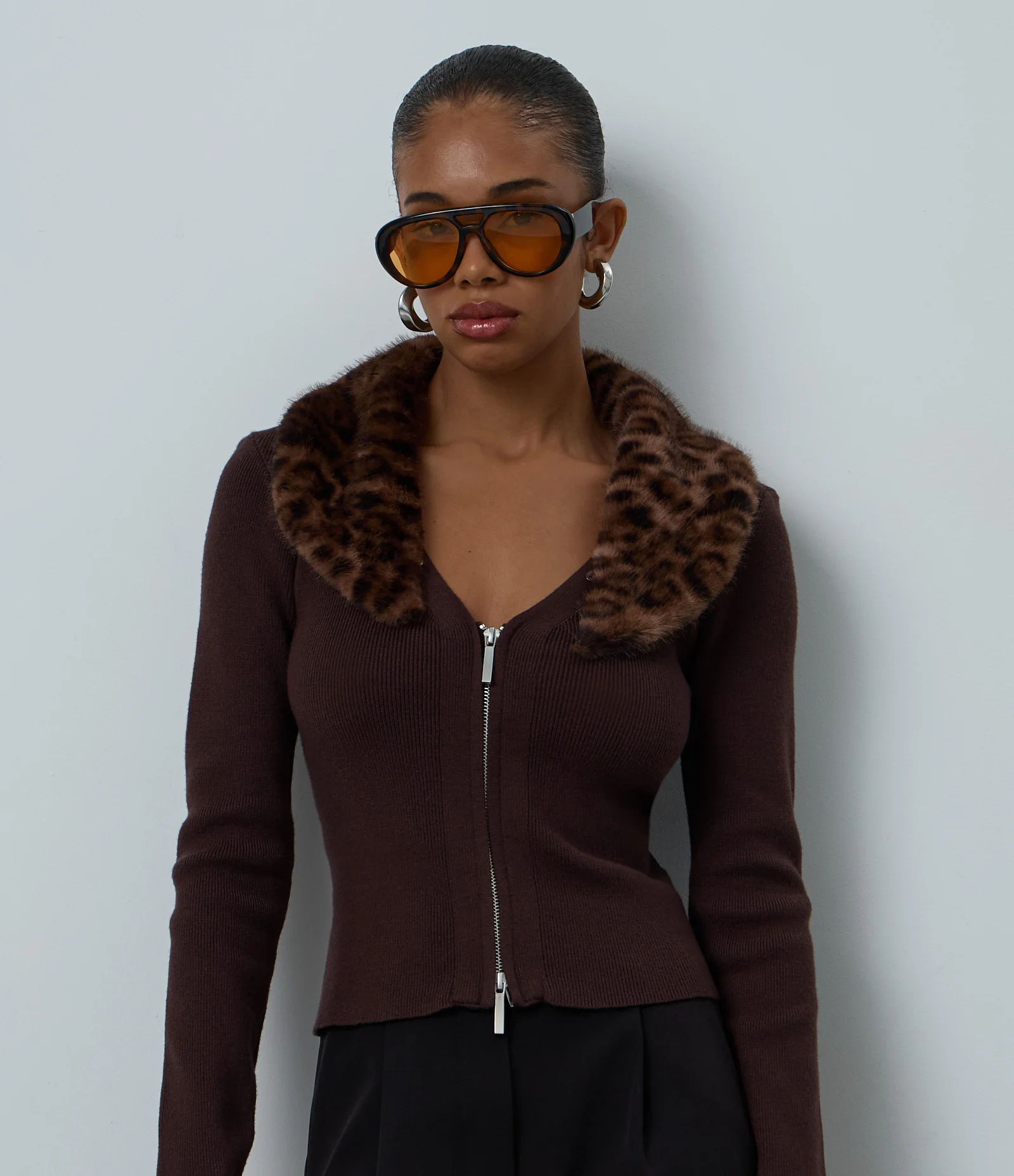 Cardigan em Tricô com Gola Animal Print Removível e Zíper Marrom 1