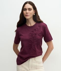 Camiseta em Algodão com Bordado Floral