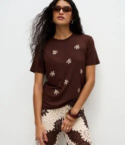 Camiseta em Viscose com Flores Bordadas
