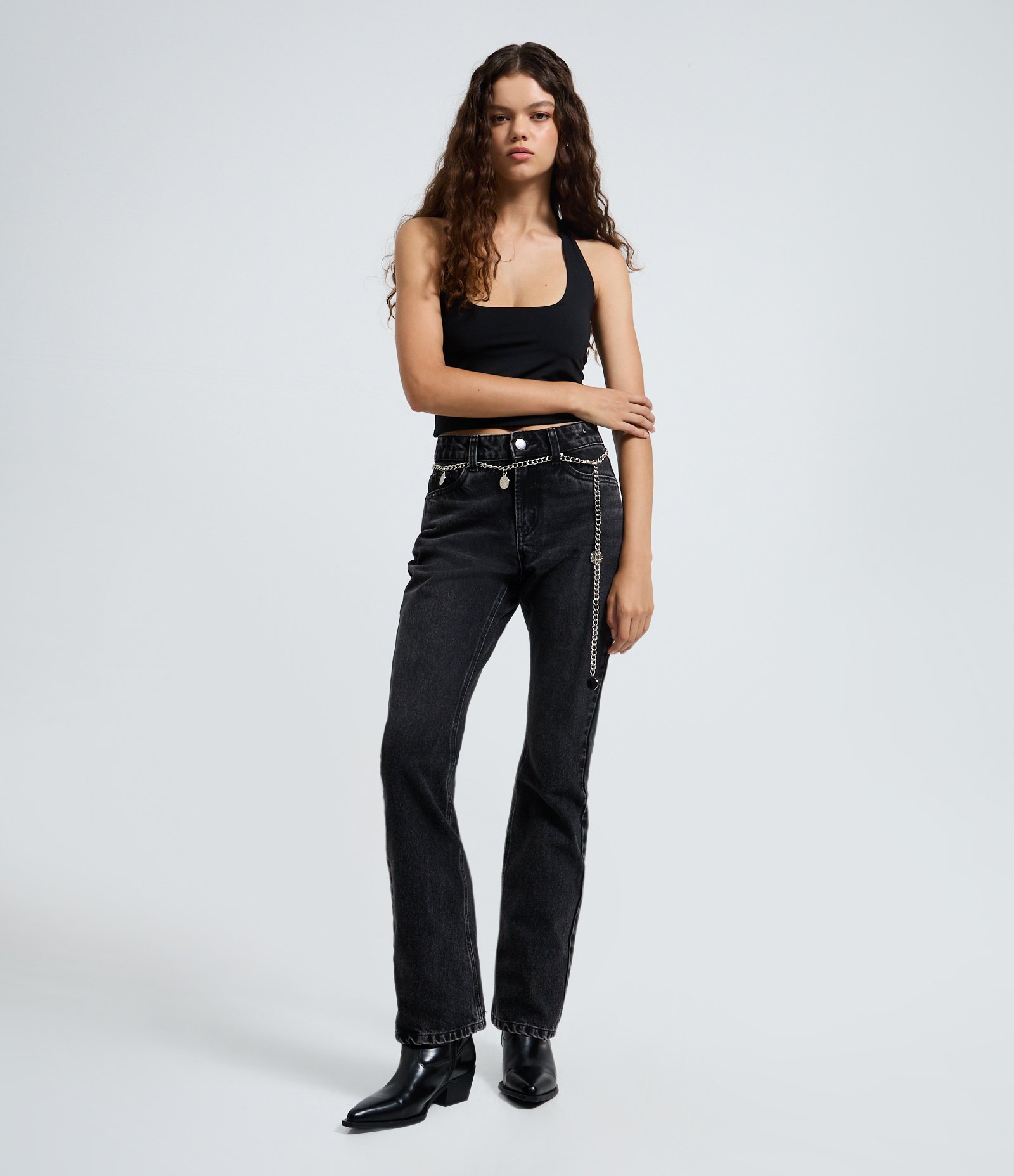Calça Flare em Jeans com Cinto Corrente e Cintura Média Preto 2