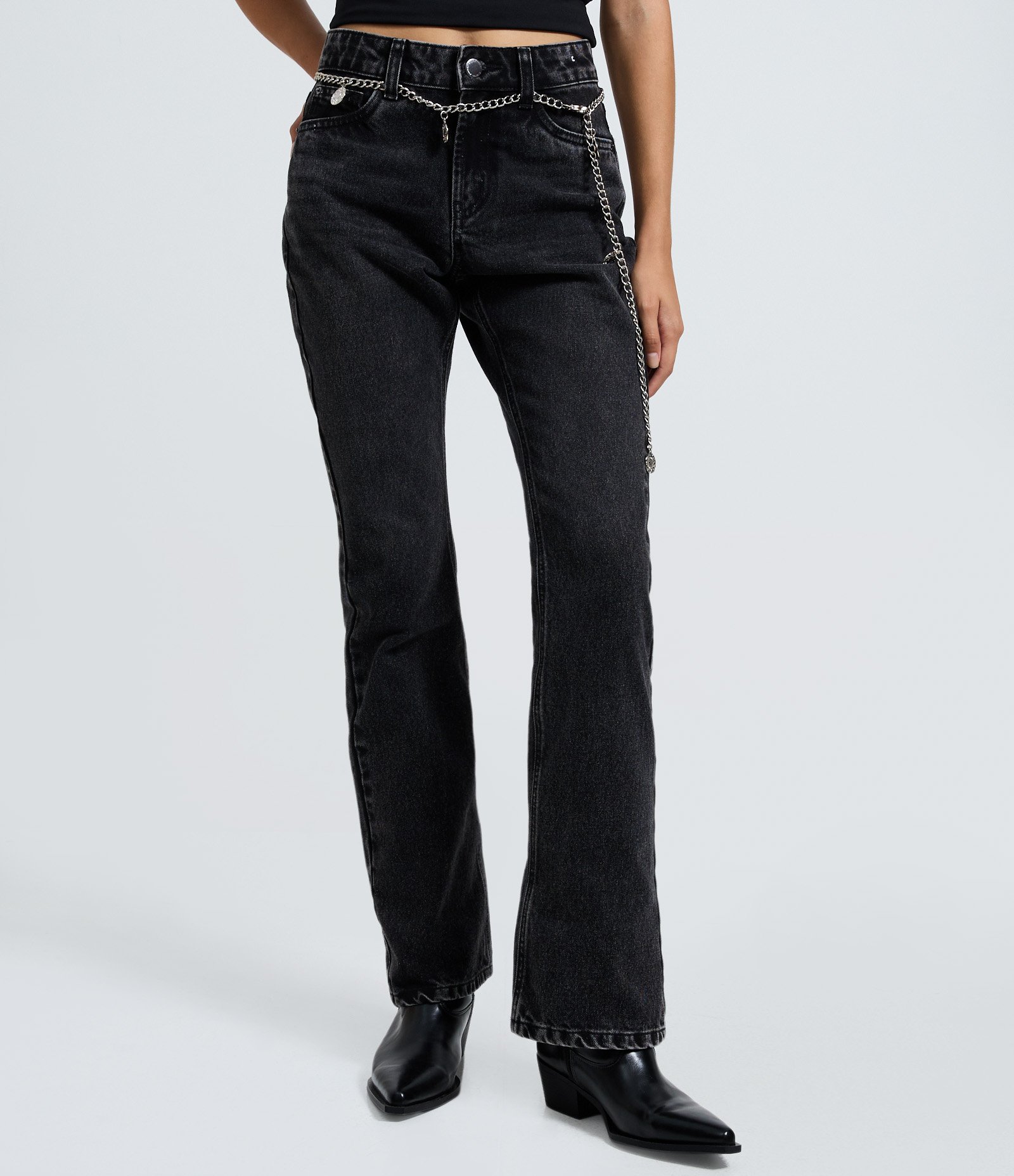 Calça Flare em Jeans com Cinto Corrente e Cintura Média Preto 3