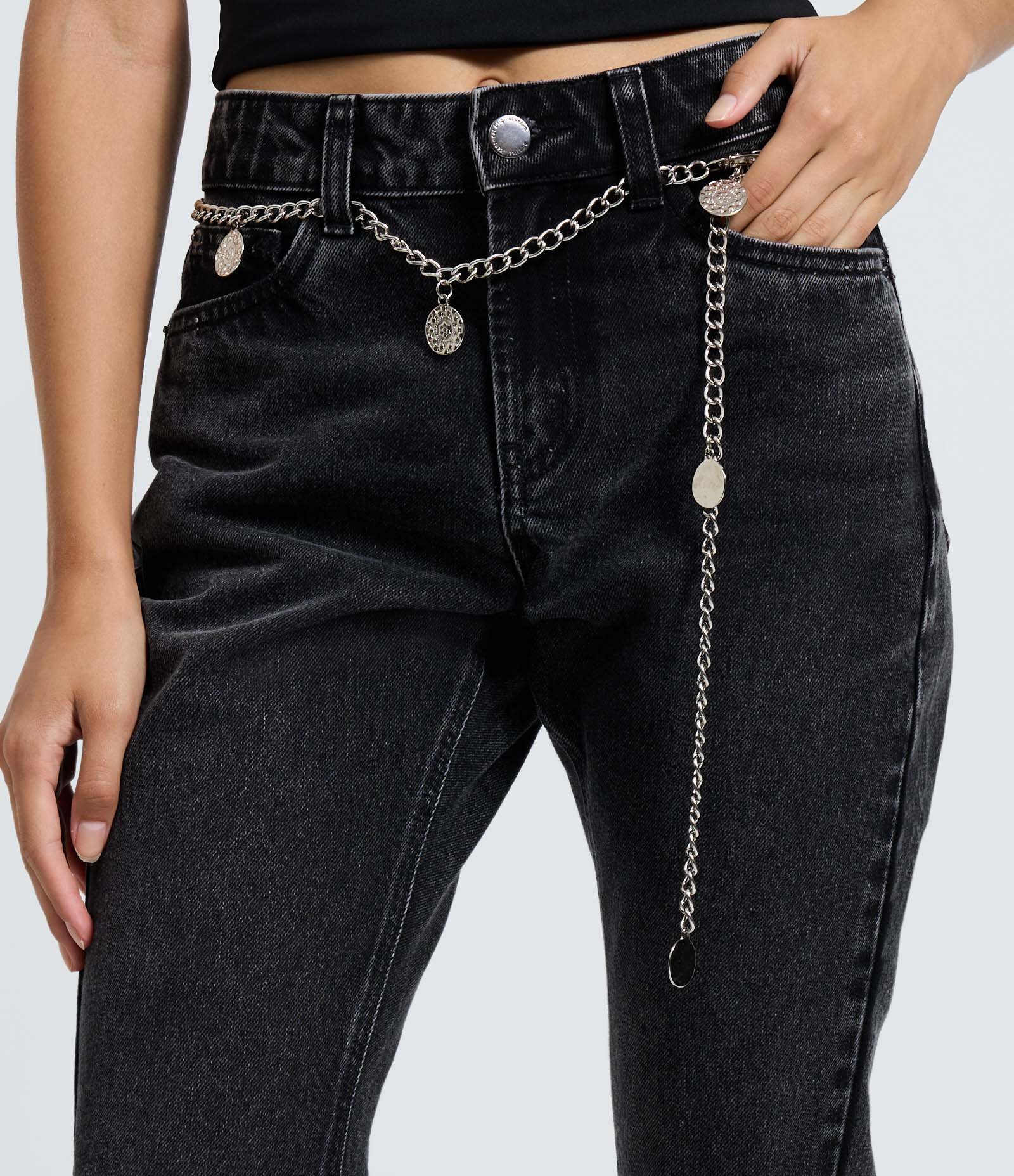 Calça Flare em Jeans com Cinto Corrente e Cintura Média Preto 4